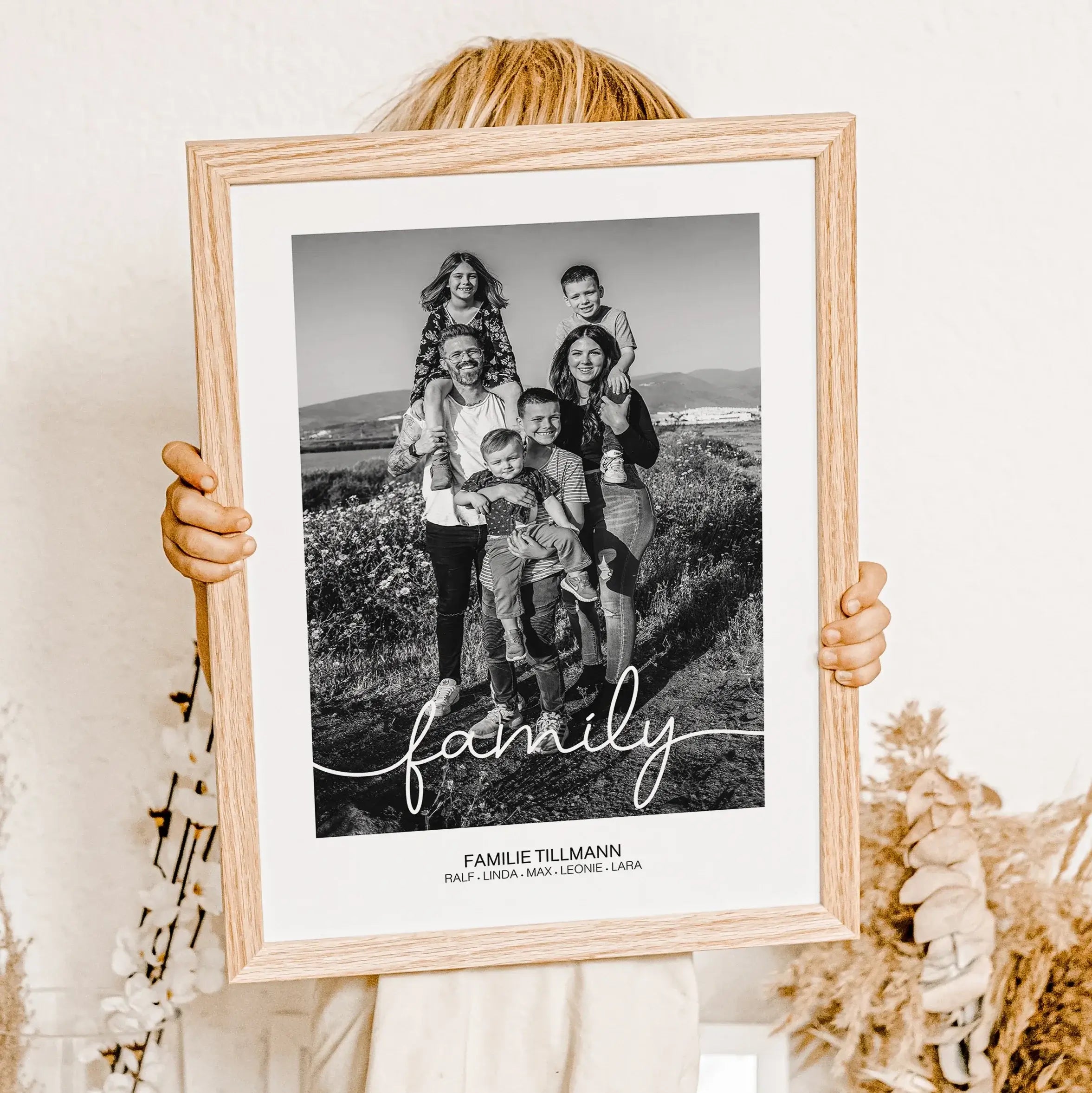 Familienposter mit Foto-famprints-Personalisiertes Poster-Das Familienposter mit Foto kannst du mit deinem persönlichen Foto und deiner Personalisierung individuell nach deinen Wünschen gestalten. Sende uns dein Foto und wähle ob dein Foto in Farbe oder s