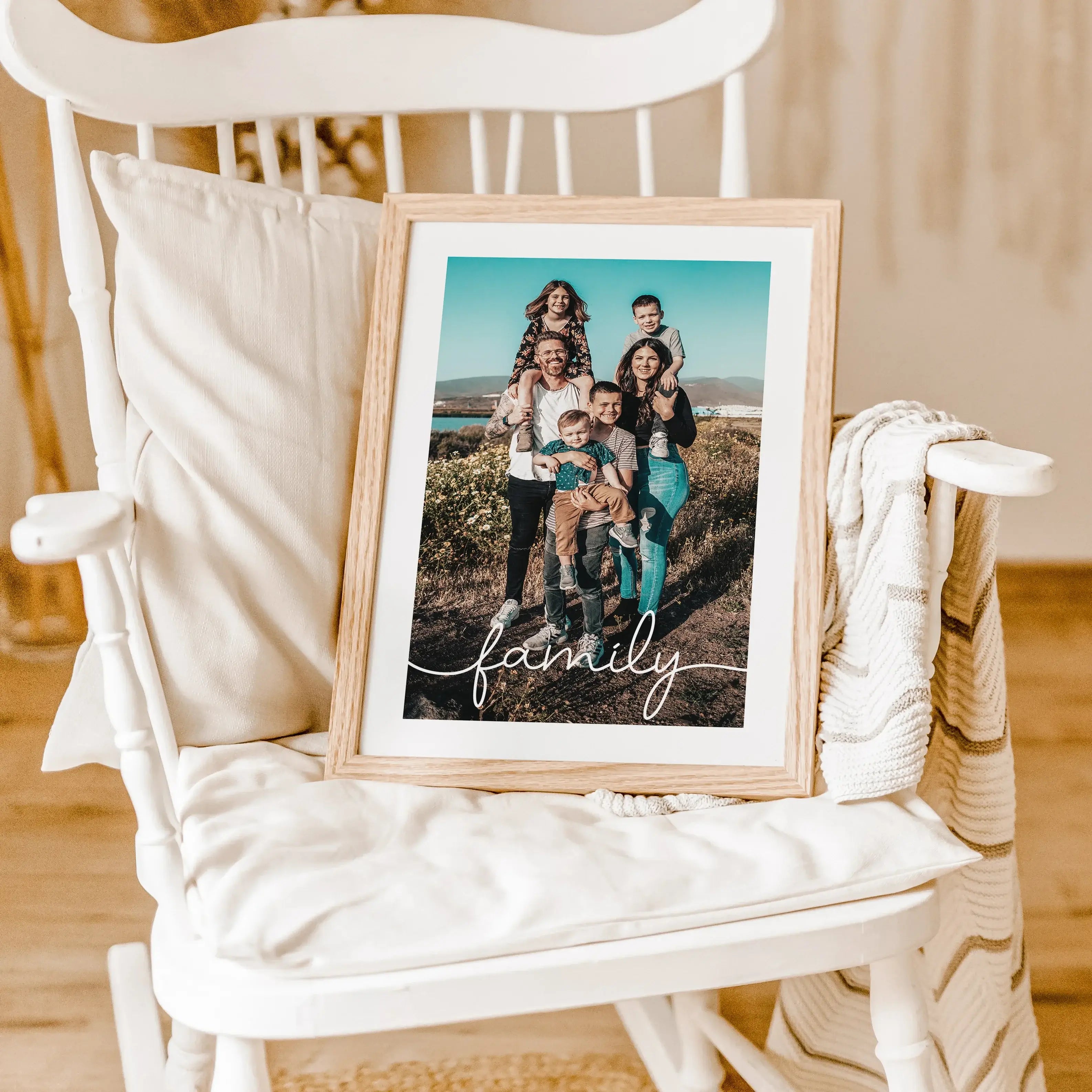 Familienposter mit Foto-famprints-Personalisiertes Poster-Das Familienposter mit Foto kannst du mit deinem persönlichen Foto und deiner Personalisierung individuell nach deinen Wünschen gestalten. Sende uns dein Foto und wähle ob dein Foto in Farbe oder s