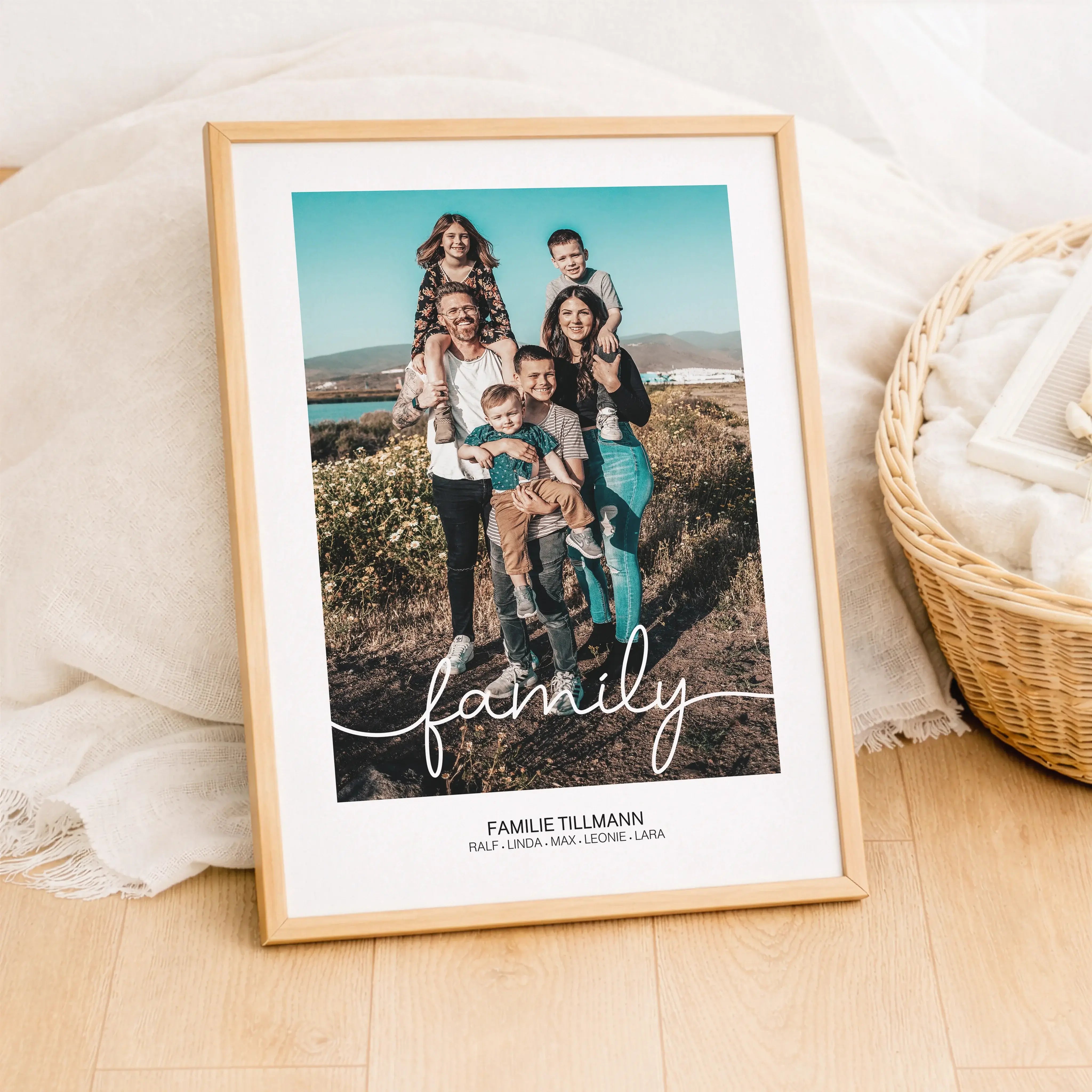 Familienposter mit Foto-Personalisiertes Poster-famprints-Ein Familienposter mit Foto von famprints hält das fest, was euch als Familie ausmacht. Dein Lieblingsfoto wird zum Mittelpunkt eines hochwertigen Posters, das du im Konfigurator individuell gestal