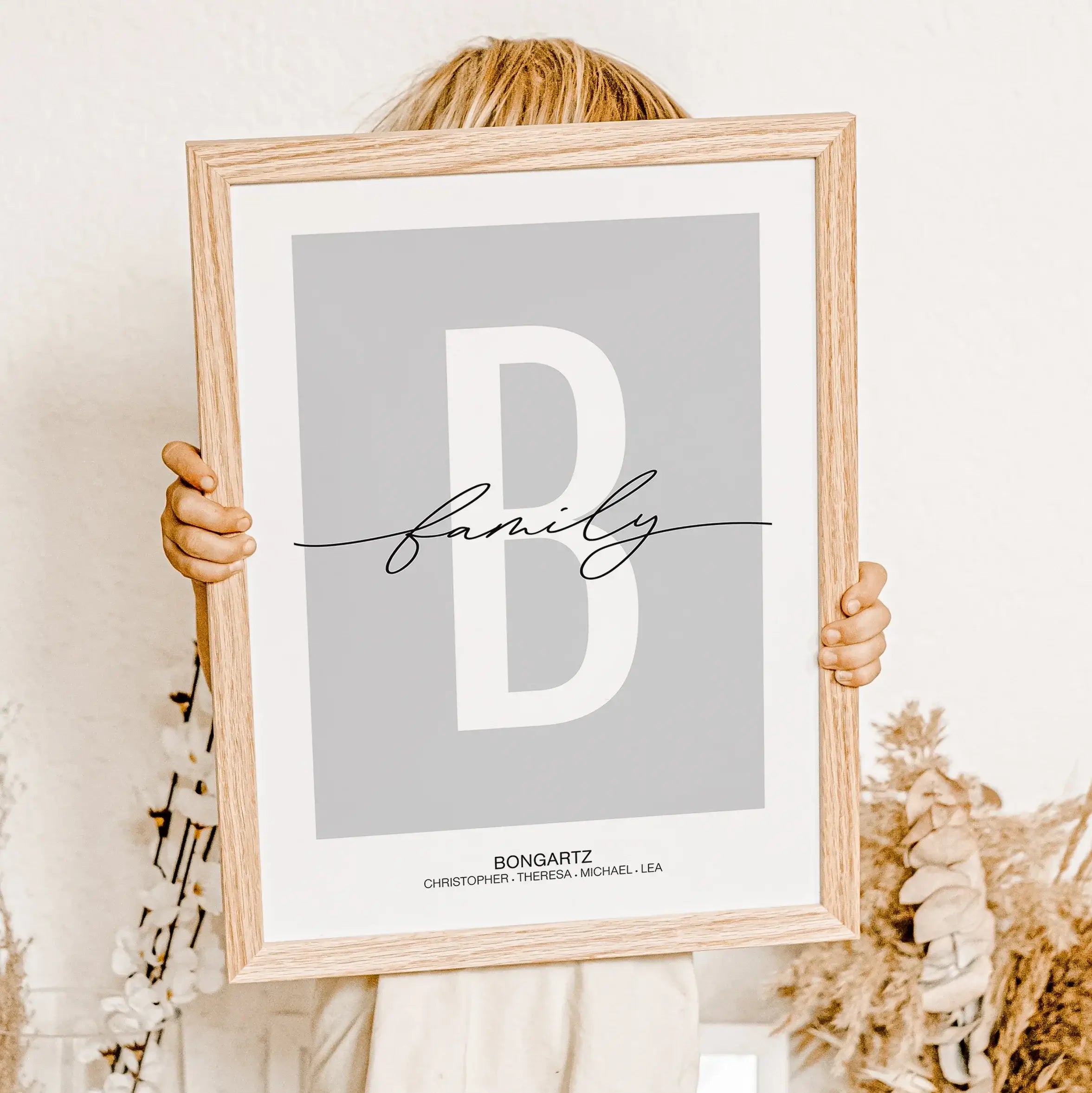 Poster Family Buchstabe-famprints-Personalisiertes Poster-Unserer Poster Family mit Buchstaben ist eine Mischung aus Familienposter und Buchstabenposter. Auf dem Poster befindet sich das große weiße Initial des Familiennamens auf dem wahlweise Polish Grey