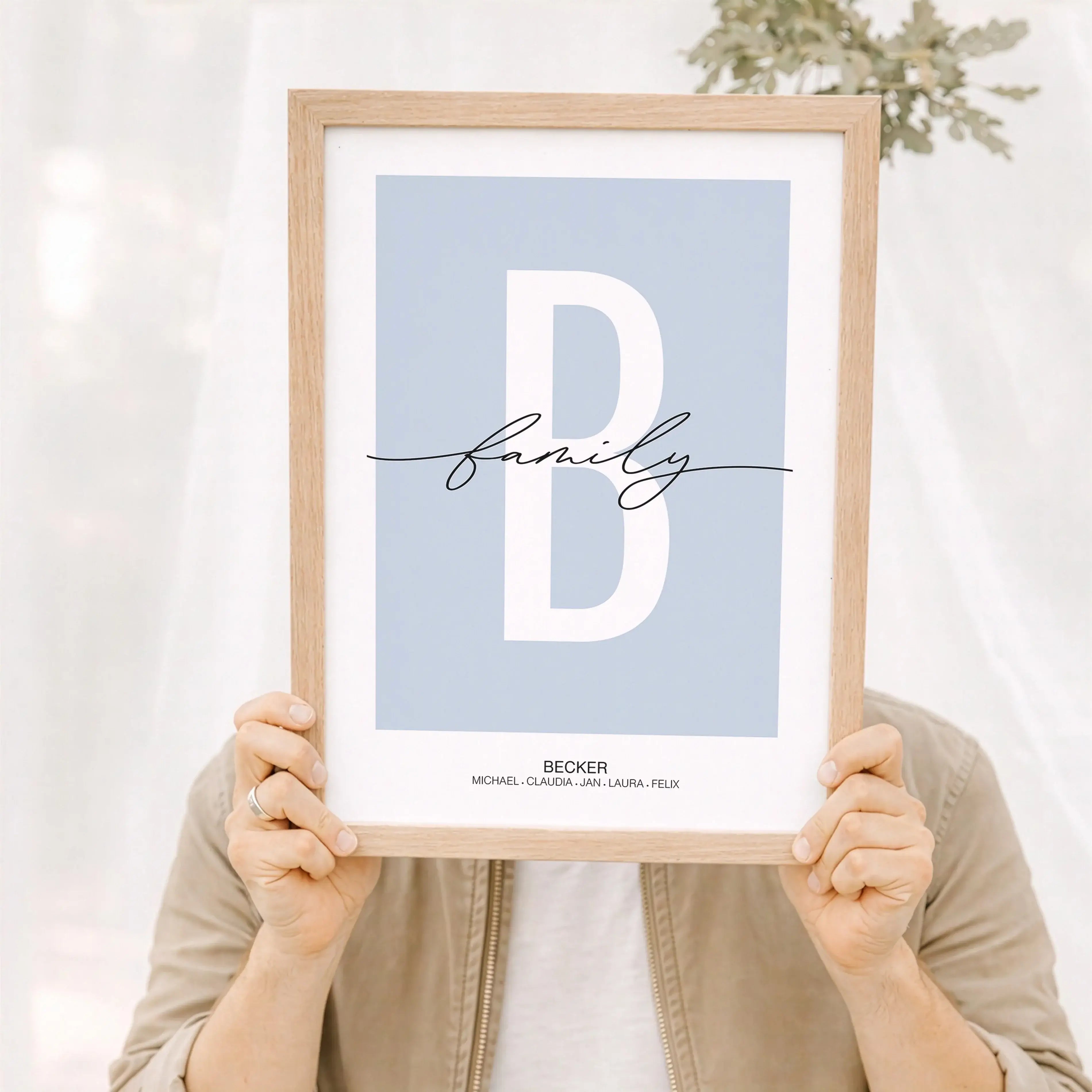 Poster Family Buchstabe-Personalisiertes Poster-famprints-Das Poster Family Buchstabe von famprints verbindet modernes Design mit persönlicher Bedeutung und wird so zu einem stilvollen Blickfang für dein Zuhause oder einem besonderen Geschenk für Menschen