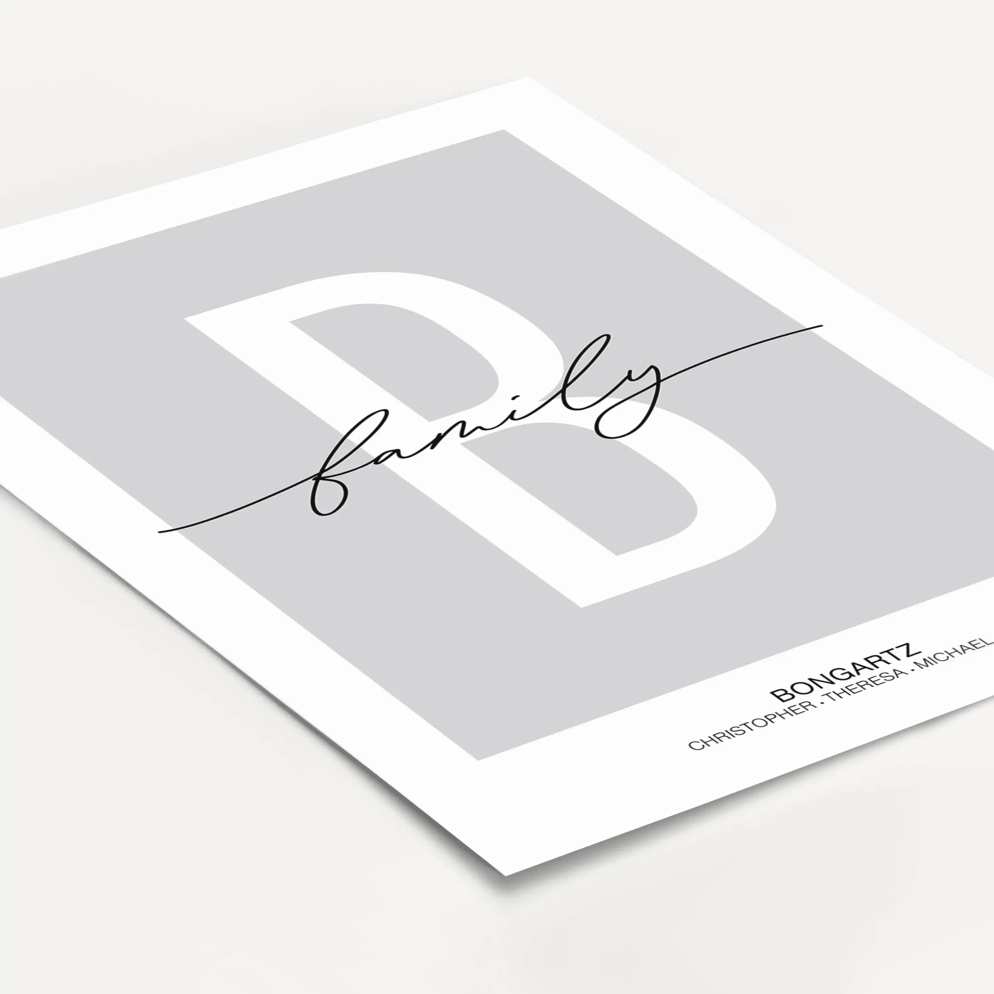 Poster Family Buchstabe-famprints-Personalisiertes Poster-Unserer Poster Family mit Buchstaben ist eine Mischung aus Familienposter und Buchstabenposter. Auf dem Poster befindet sich das große weiße Initial des Familiennamens auf dem wahlweise Polish Grey