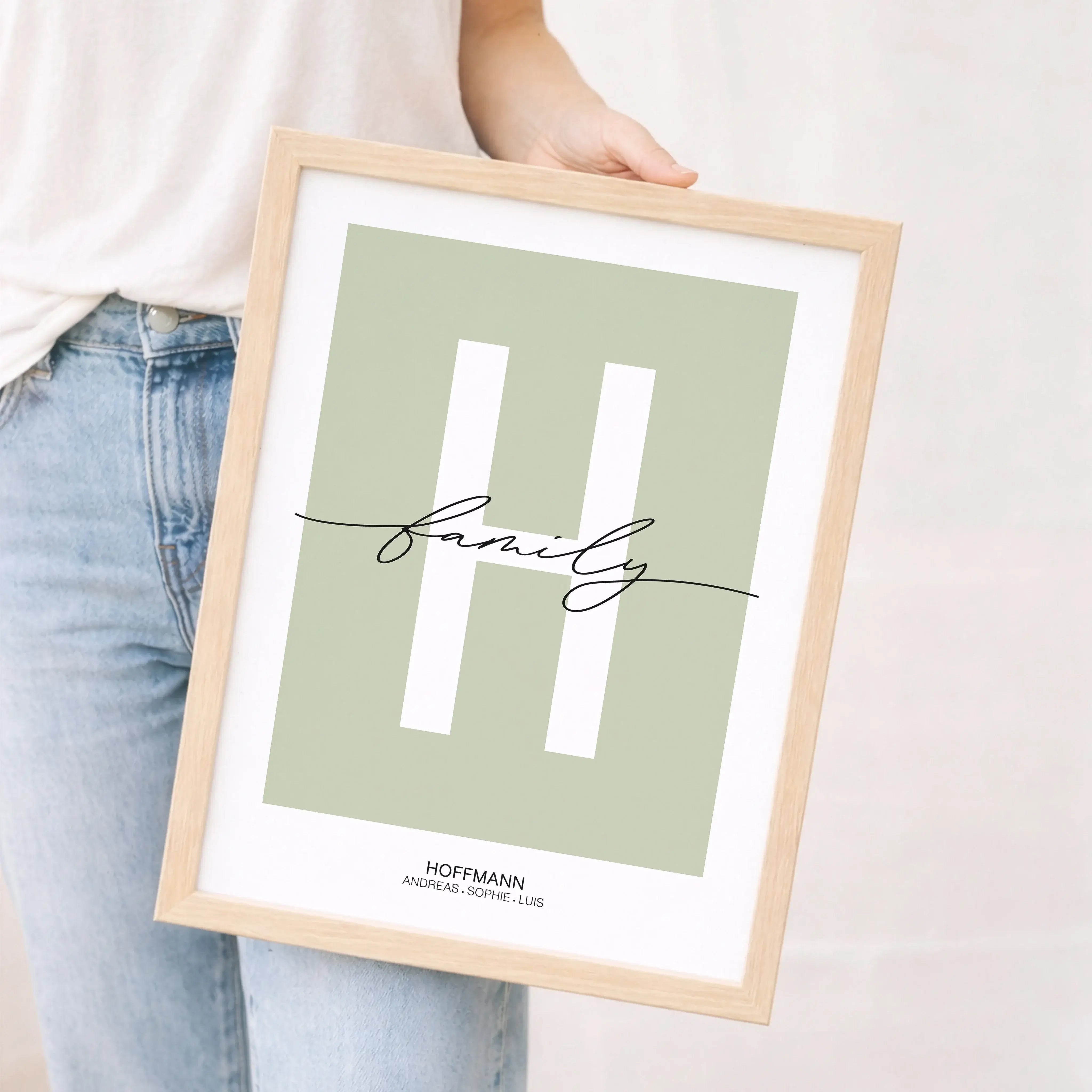 Poster Family Buchstabe-Personalisiertes Poster-famprints-Das Poster Family Buchstabe von famprints verbindet modernes Design mit persönlicher Bedeutung und wird so zu einem stilvollen Blickfang für dein Zuhause oder einem besonderen Geschenk für Menschen