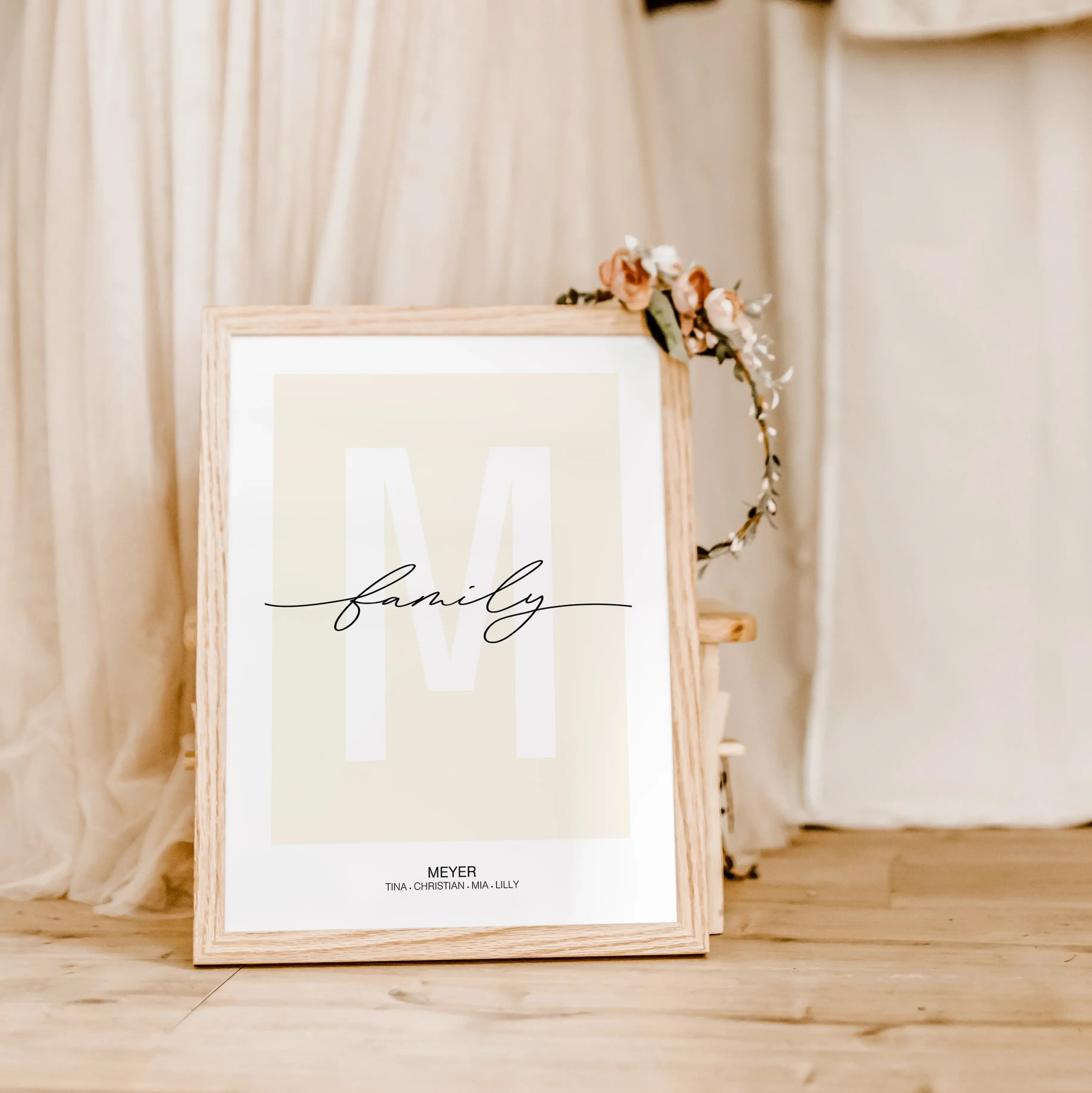 Poster Family Buchstabe-famprints-Personalisiertes Poster-Unserer Poster Family mit Buchstaben ist eine Mischung aus Familienposter und Buchstabenposter. Auf dem Poster befindet sich das große weiße Initial des Familiennamens auf dem wahlweise Polish Grey