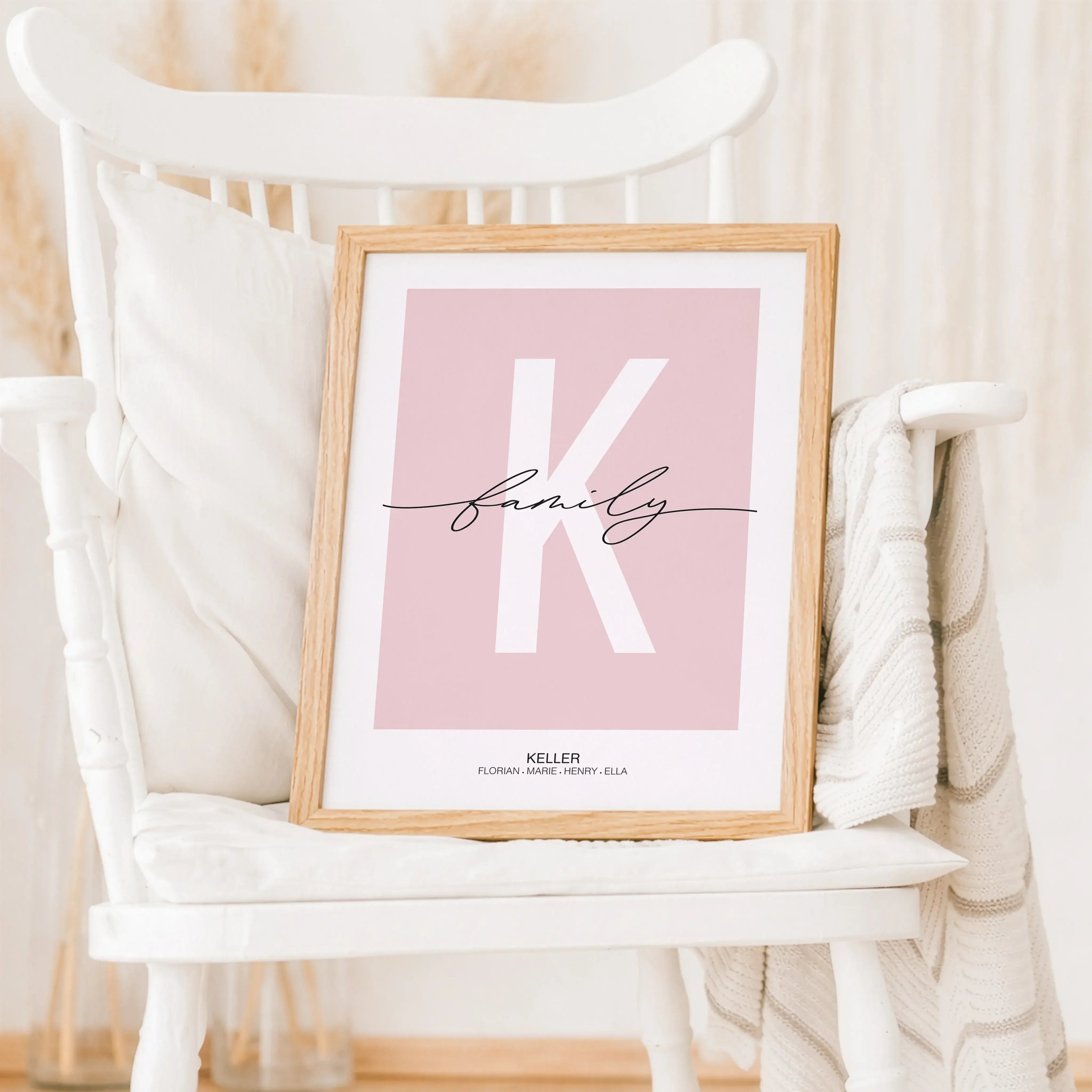 Poster Family Buchstabe-Personalisiertes Poster-famprints-Das Poster Family Buchstabe von famprints verbindet modernes Design mit persönlicher Bedeutung und wird so zu einem stilvollen Blickfang für dein Zuhause oder einem besonderen Geschenk für Menschen