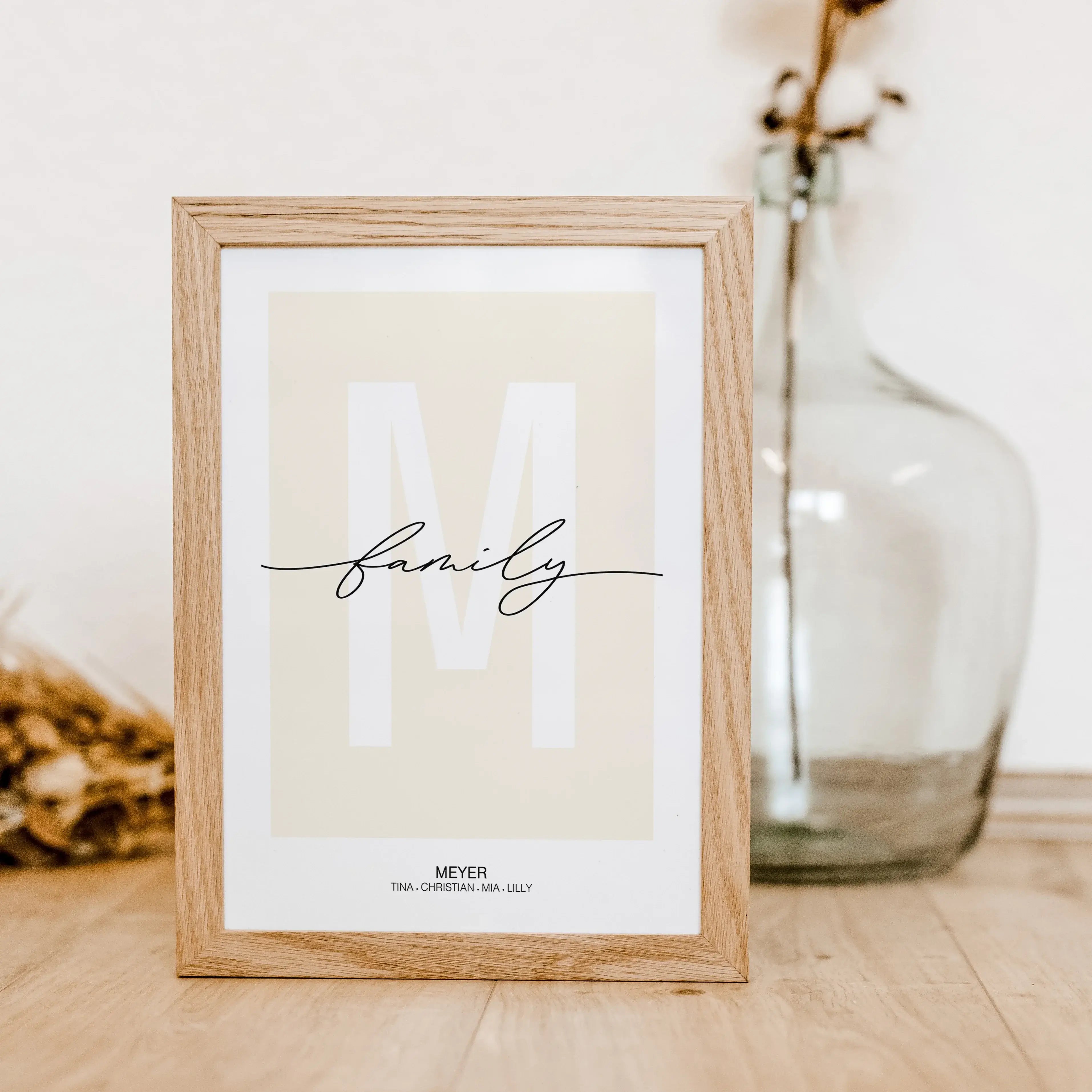 Poster Family Buchstabe-famprints-Personalisiertes Poster-Unserer Poster Family mit Buchstaben ist eine Mischung aus Familienposter und Buchstabenposter. Auf dem Poster befindet sich das große weiße Initial des Familiennamens auf dem wahlweise Polish Grey