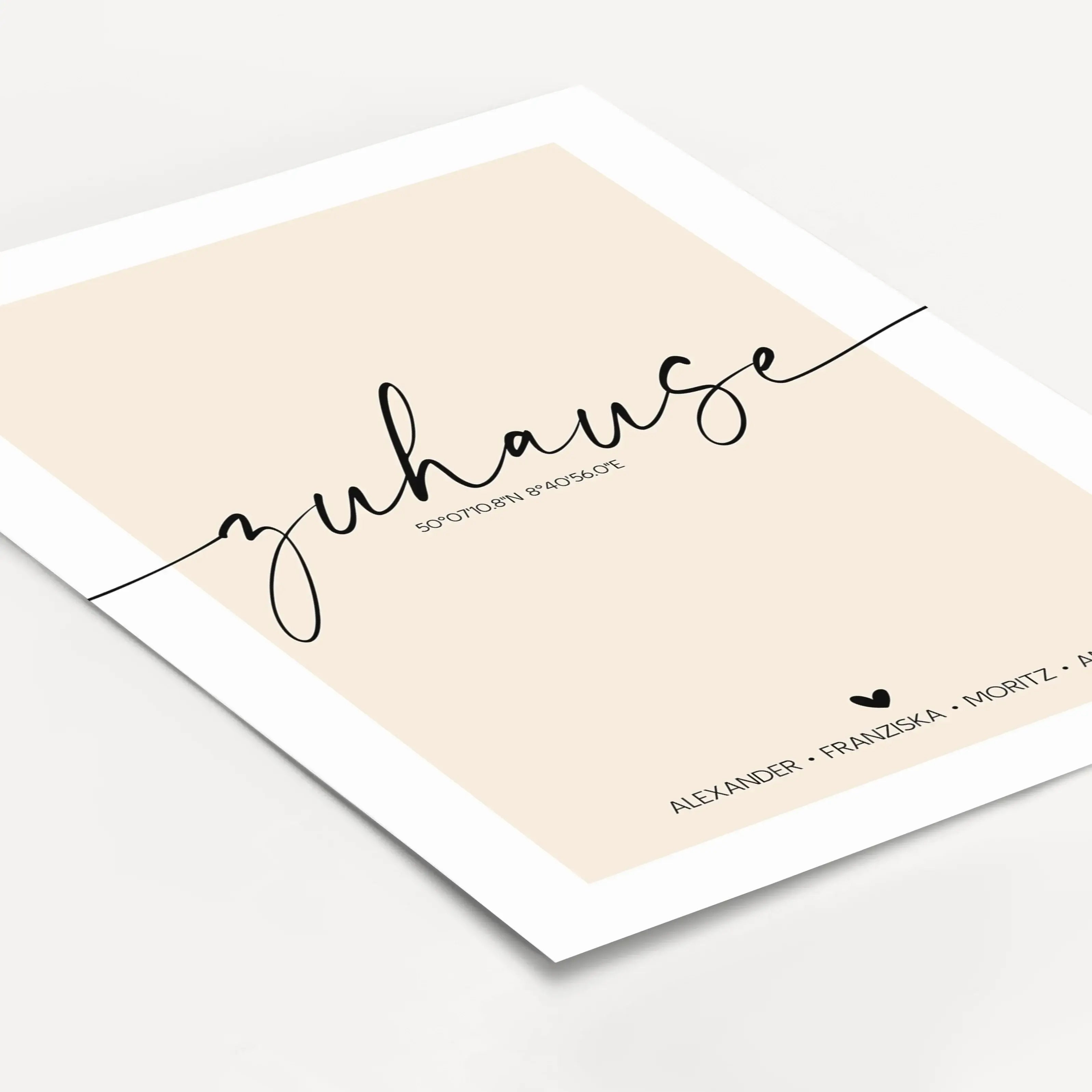 Poster Zuhause No2-Personalisiertes Poster-famprints-Poster Zuhause No2 steht für einen Ort, der mehr ist als vier Wände. Dein Zuhause ist da, wo deine Familie lebt, lacht und jeden Tag gemeinsame Momente entstehen. Genau das macht dieses personalisierte