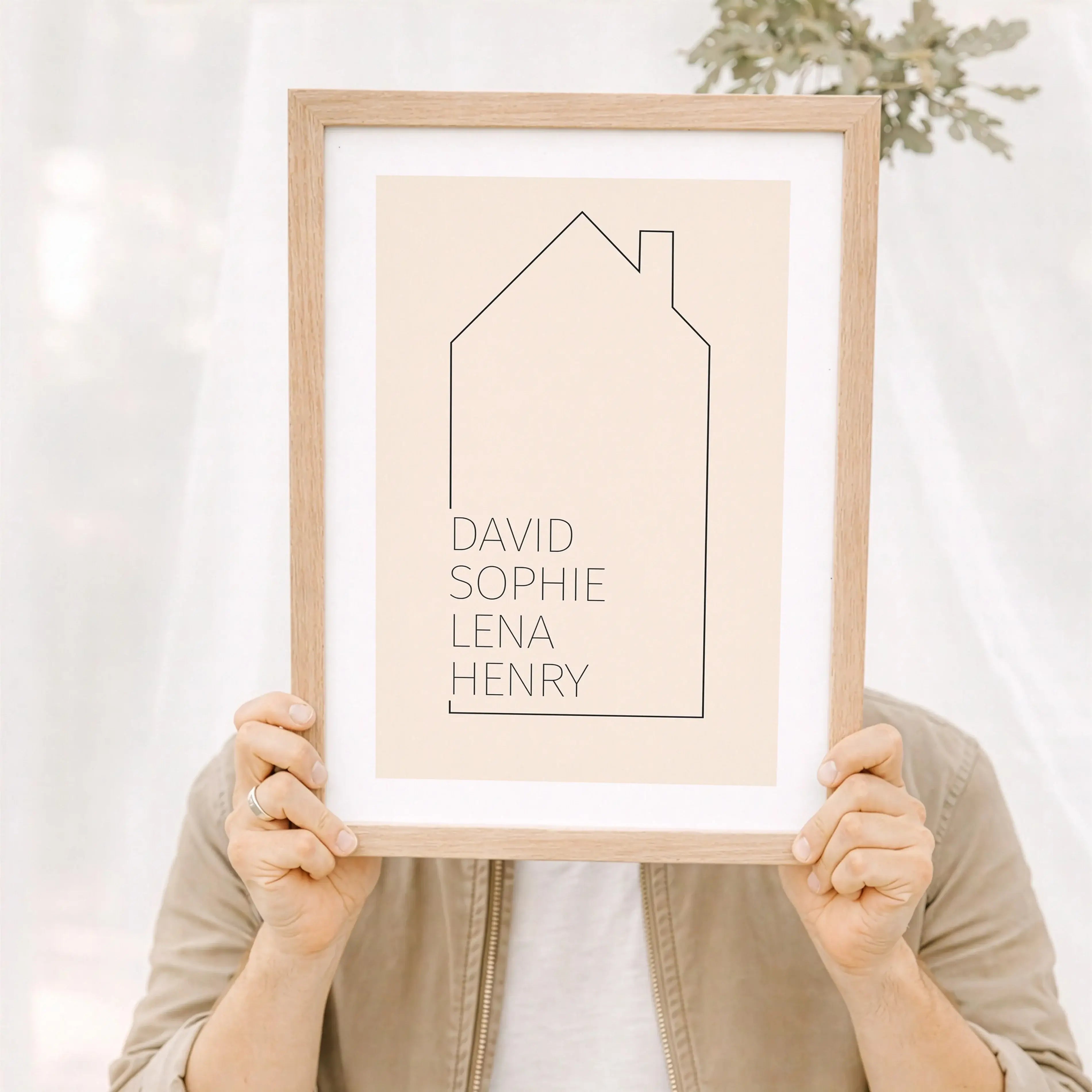 Familienposter Haus Kontur-Personalisiertes Poster-famprints-Das Familienposter Haus Kontur von famprints verwandelt euer Zuhause in ein persönliches Wandbild mit Bedeutung. Die feine Hauskontur im modernen Line-Art-Stil steht für Zusammenhalt, Alltag und