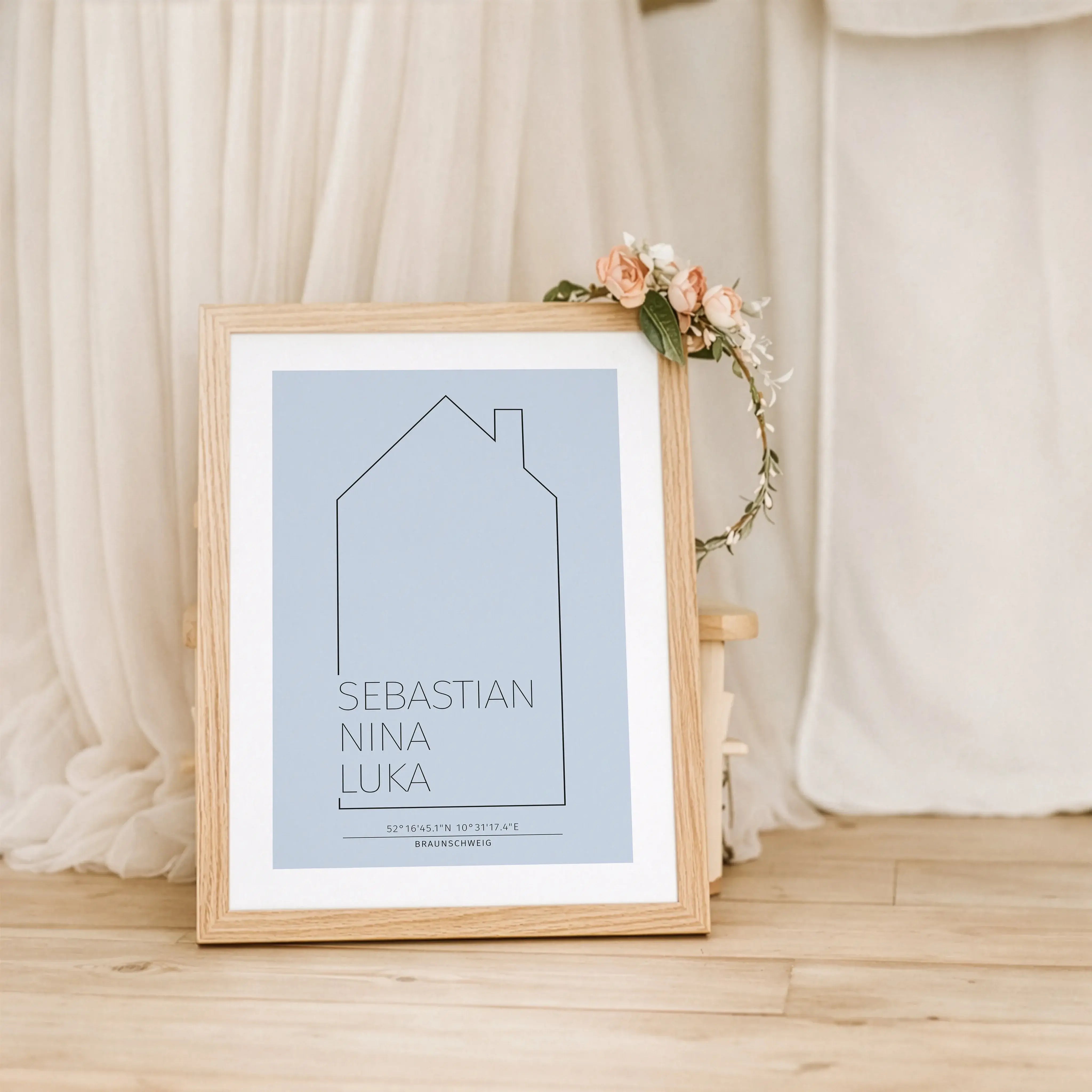 Familienposter Haus Kontur-Personalisiertes Poster-famprints-Das Familienposter Haus Kontur von famprints verwandelt euer Zuhause in ein persönliches Wandbild mit Bedeutung. Die feine Hauskontur im modernen Line-Art-Stil steht für Zusammenhalt, Alltag und