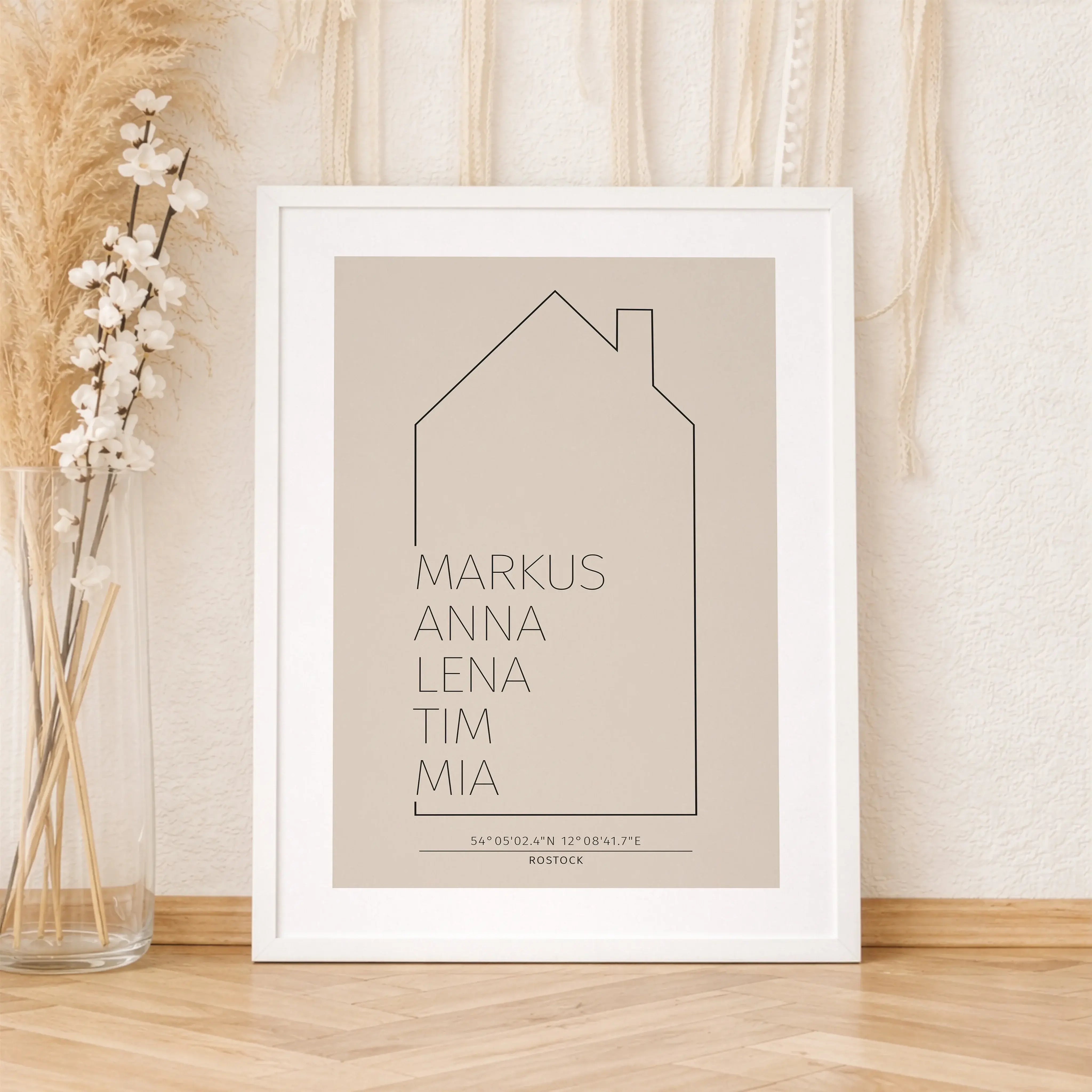 Familienposter Haus Kontur-Personalisiertes Poster-famprints-Das Familienposter Haus Kontur von famprints verwandelt euer Zuhause in ein persönliches Wandbild mit Bedeutung. Die feine Hauskontur im modernen Line-Art-Stil steht für Zusammenhalt, Alltag und