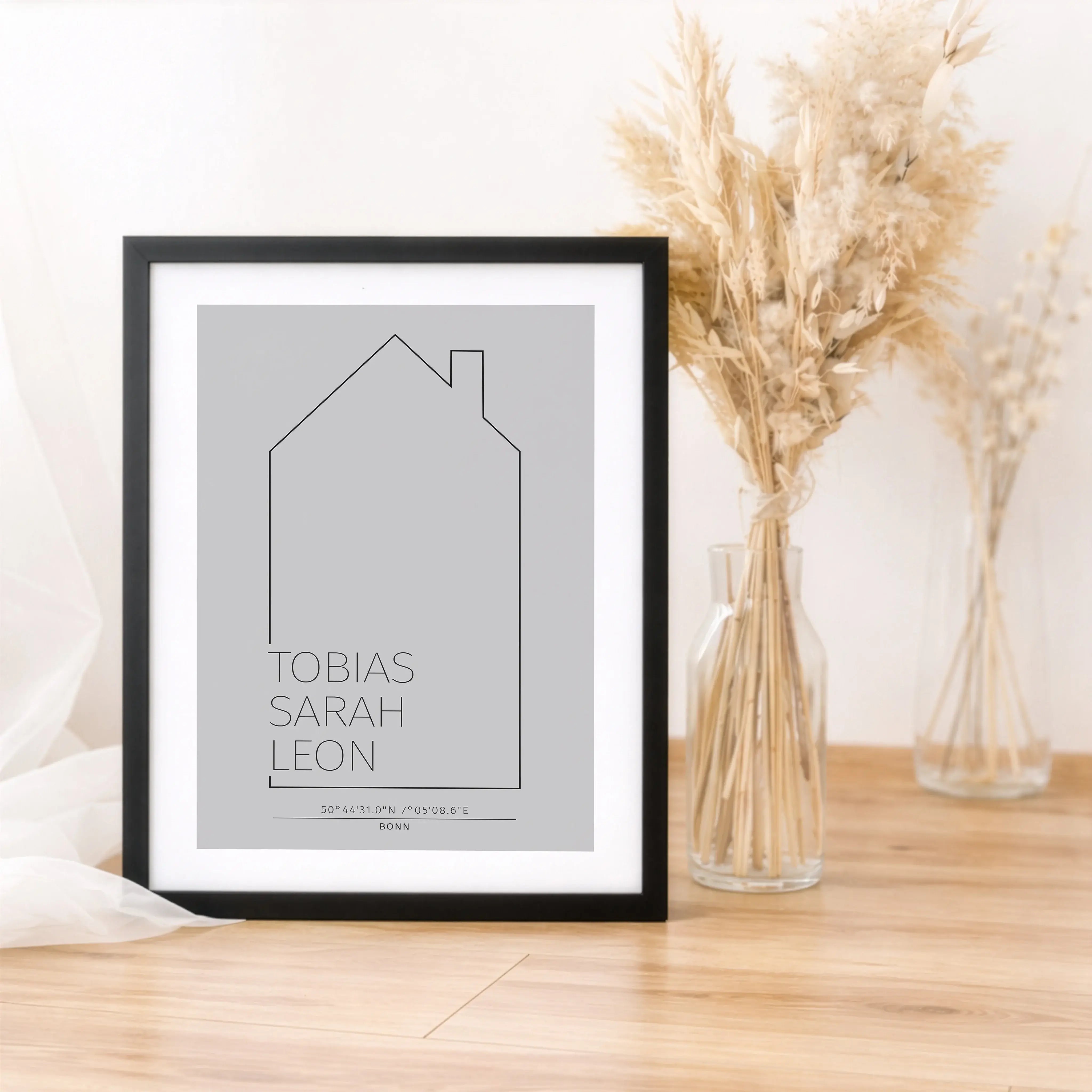 Familienposter Haus Kontur-Personalisiertes Poster-famprints-Das Familienposter Haus Kontur von famprints verwandelt euer Zuhause in ein persönliches Wandbild mit Bedeutung. Die feine Hauskontur im modernen Line-Art-Stil steht für Zusammenhalt, Alltag und