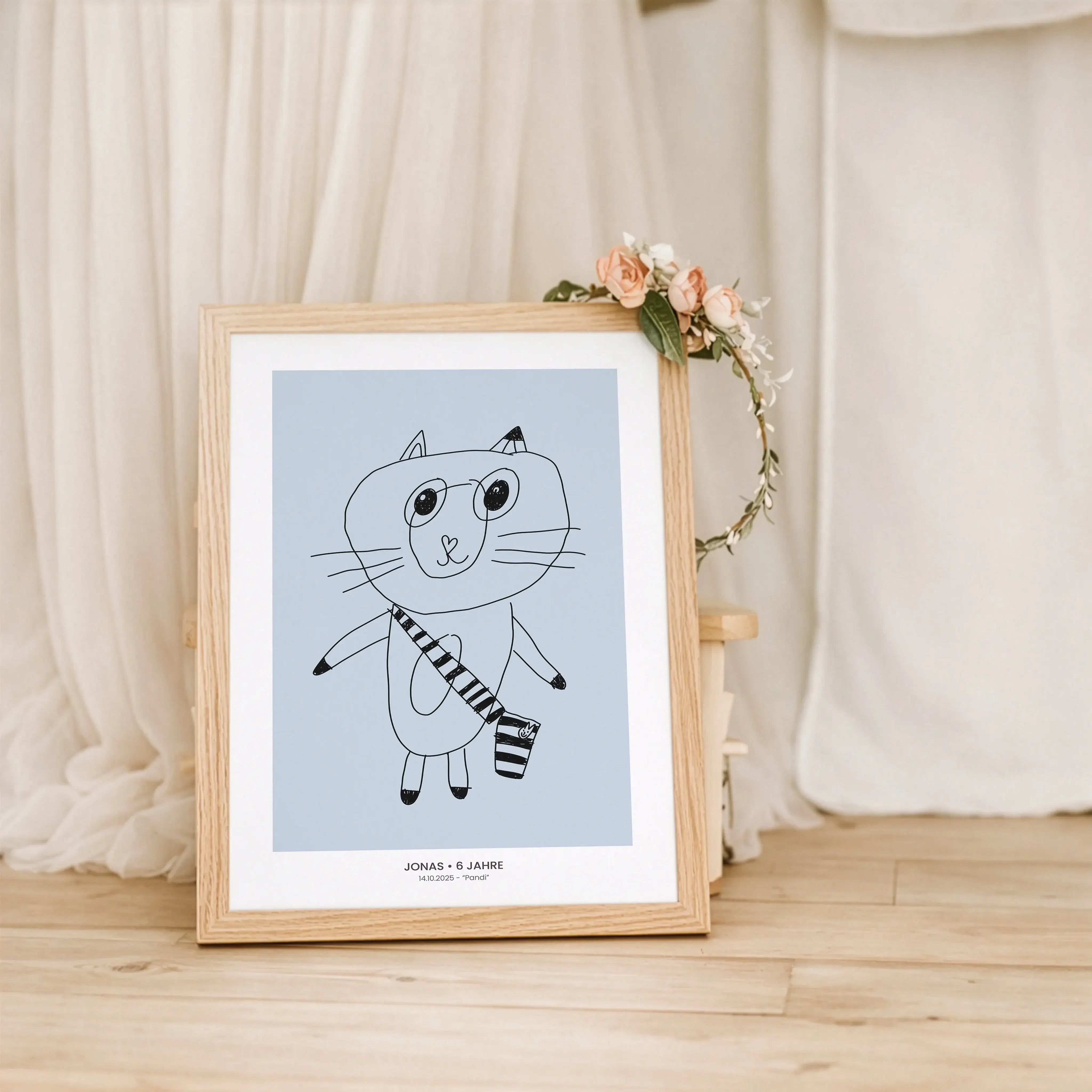 Kinderkunst Poster No1-Personalisiertes Poster-famprints-Kinderkunst Poster No1 verwandelt die Zeichnung deines Kindes direkt im Konfigurator in ein hochwertiges Poster. Du lädst einfach ein Foto des gemalten Kunstwerks hoch und siehst sofort, wie daraus