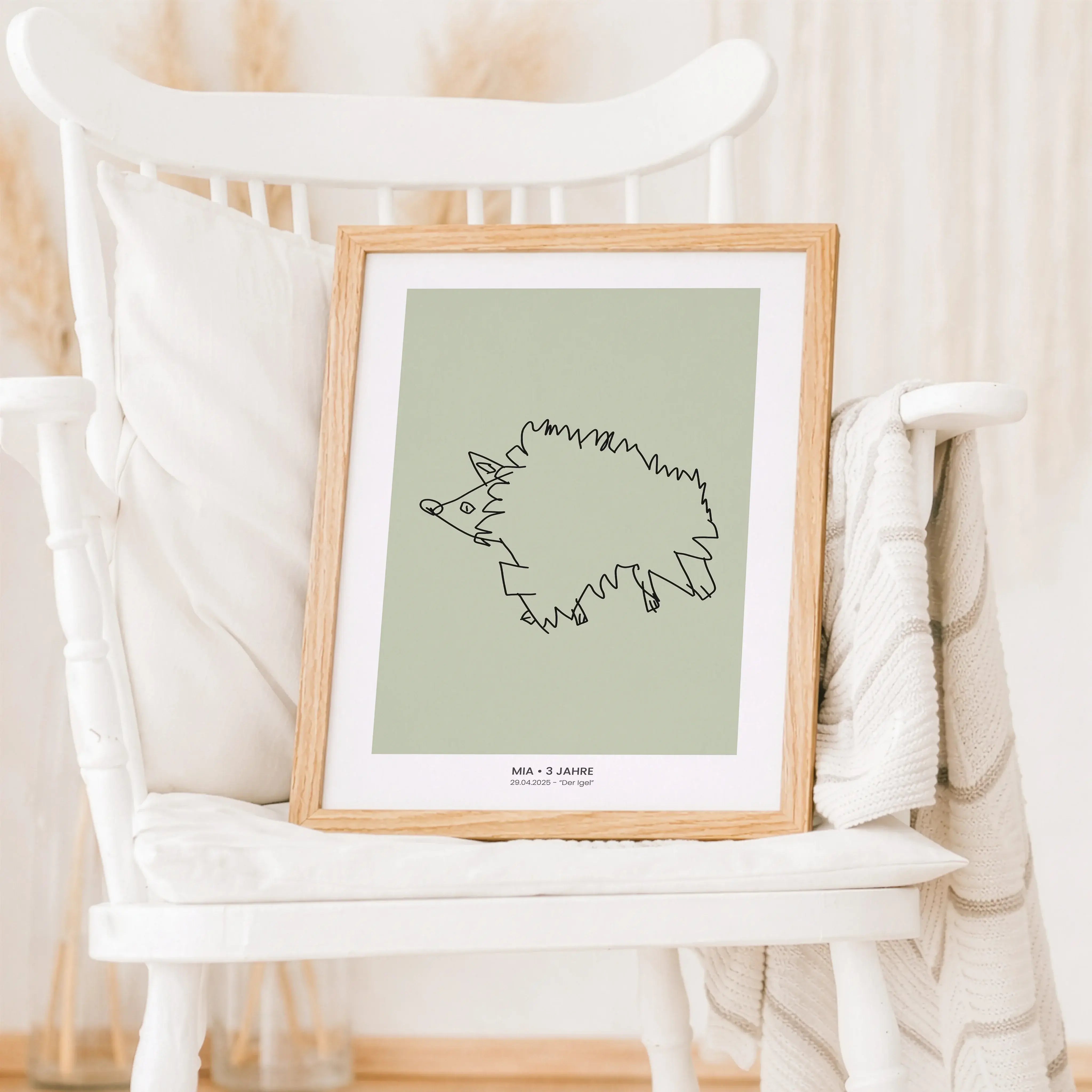 Kinderkunst Poster No1-Personalisiertes Poster-famprints-Kinderkunst Poster No1 verwandelt die Zeichnung deines Kindes direkt im Konfigurator in ein hochwertiges Poster. Du lädst einfach ein Foto des gemalten Kunstwerks hoch und siehst sofort, wie daraus