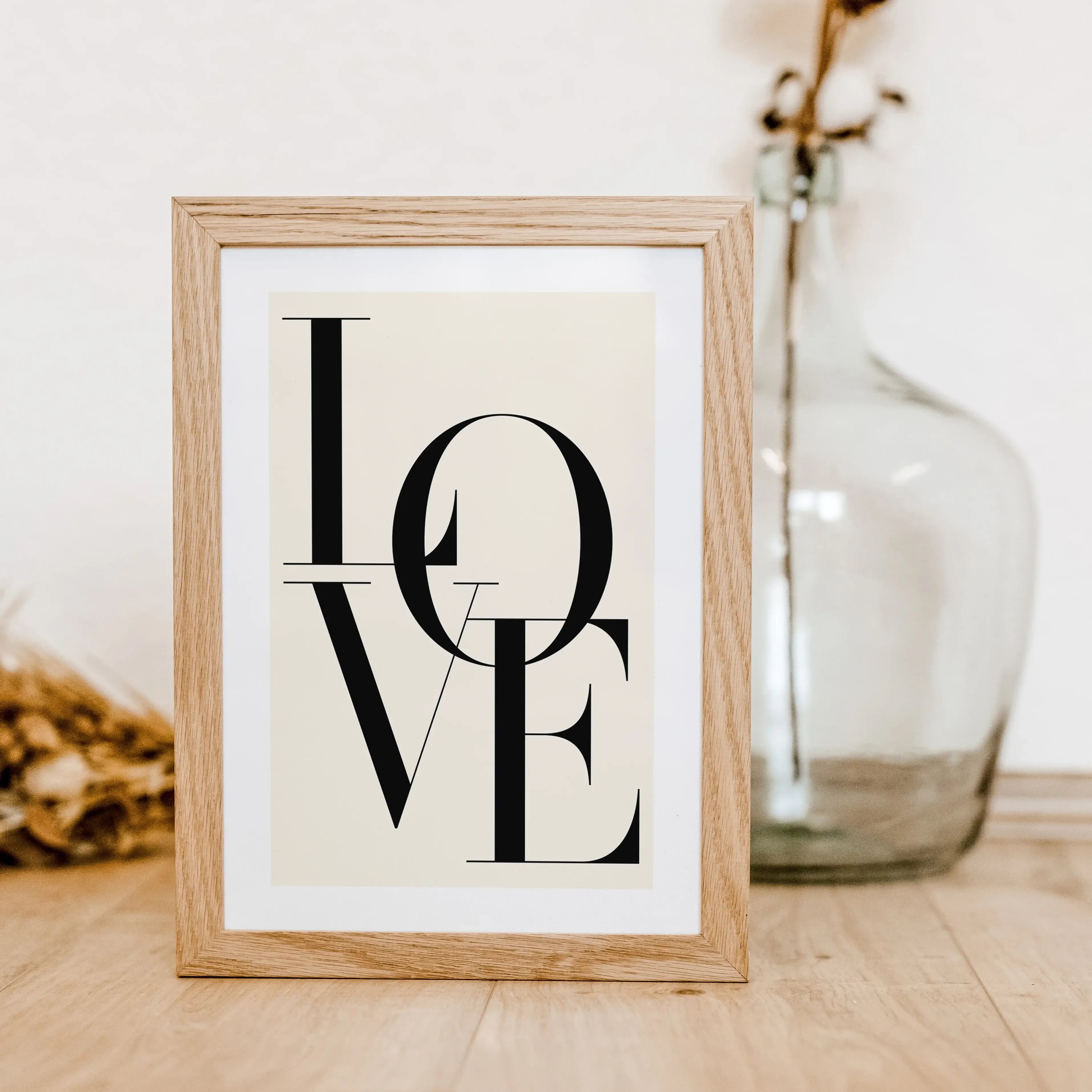 Love Poster-famprints-Poster-Dieses Love Poster ist der perfekte Weg, um deine Wände zu schmücken und gleichzeitig die Botschaft von Liebe und Freundlichkeit zu vermitteln. Das Poster ist in 6 verschiedenen Farben erhältlich und kann in 6 Größen bestellt