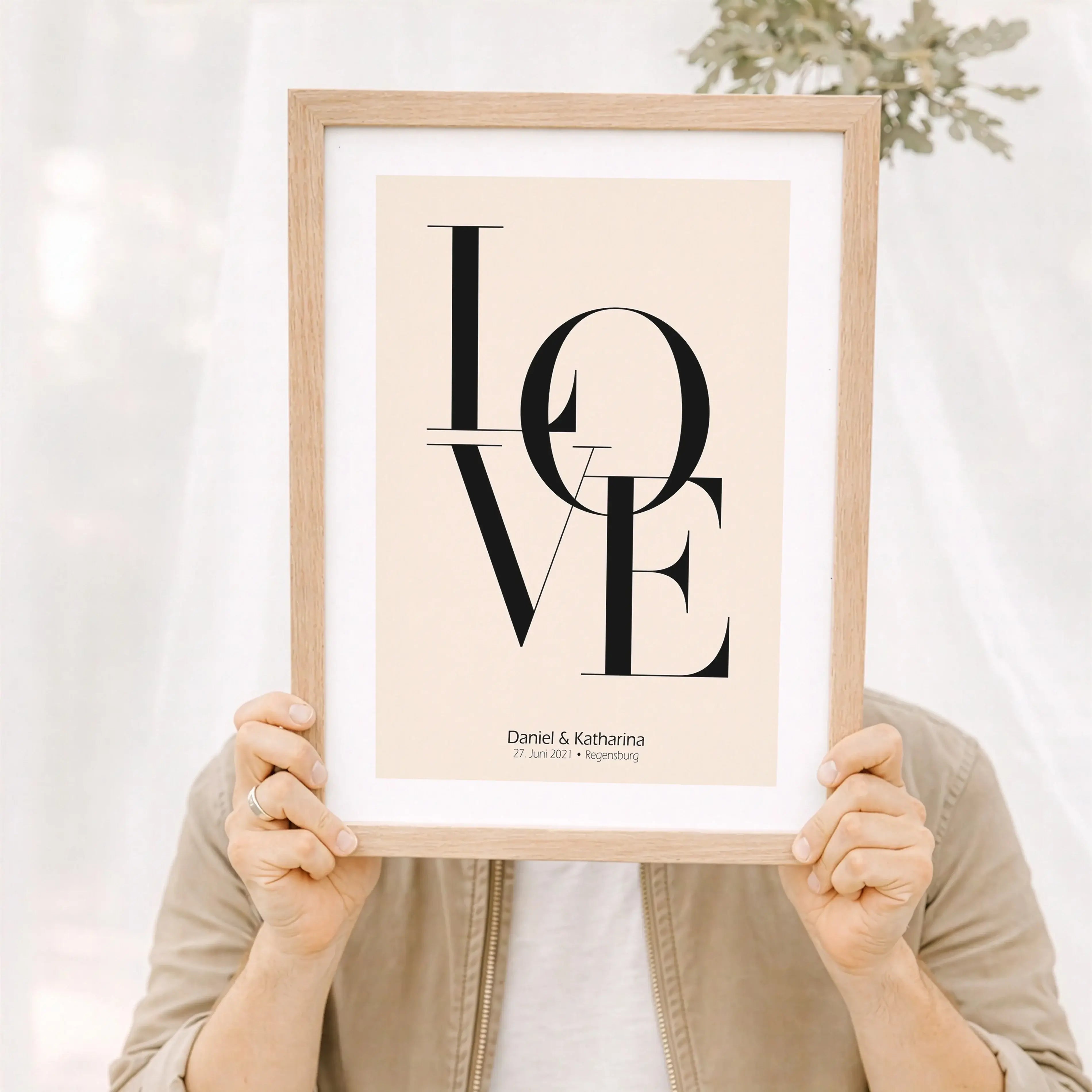 Love Poster mit Namen-Personalisiertes Poster-famprints-Ein Love Poster mit Namen ist mehr als ein schönes Bild, es ist eine persönliche Botschaft für einen besonderen Menschen. Bei famprints gestaltest du dein Poster individuell mit Namen, Datum oder Ort