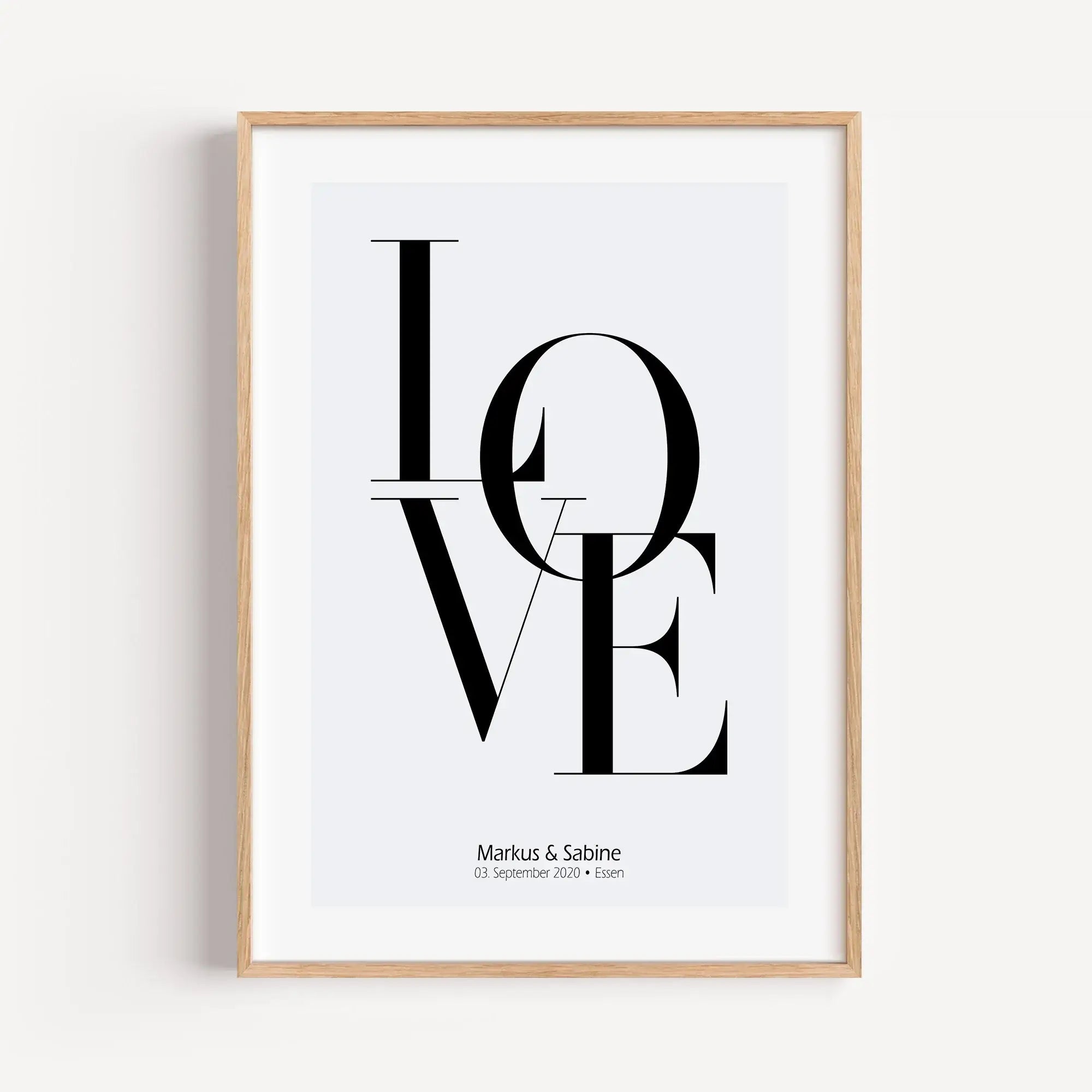 Love Poster mit Namen-Personalisiertes Poster-famprints-Ein Love Poster mit Namen ist mehr als ein schönes Bild, es ist eine persönliche Botschaft für einen besonderen Menschen. Bei famprints gestaltest du dein Poster individuell mit Namen, Datum oder Ort