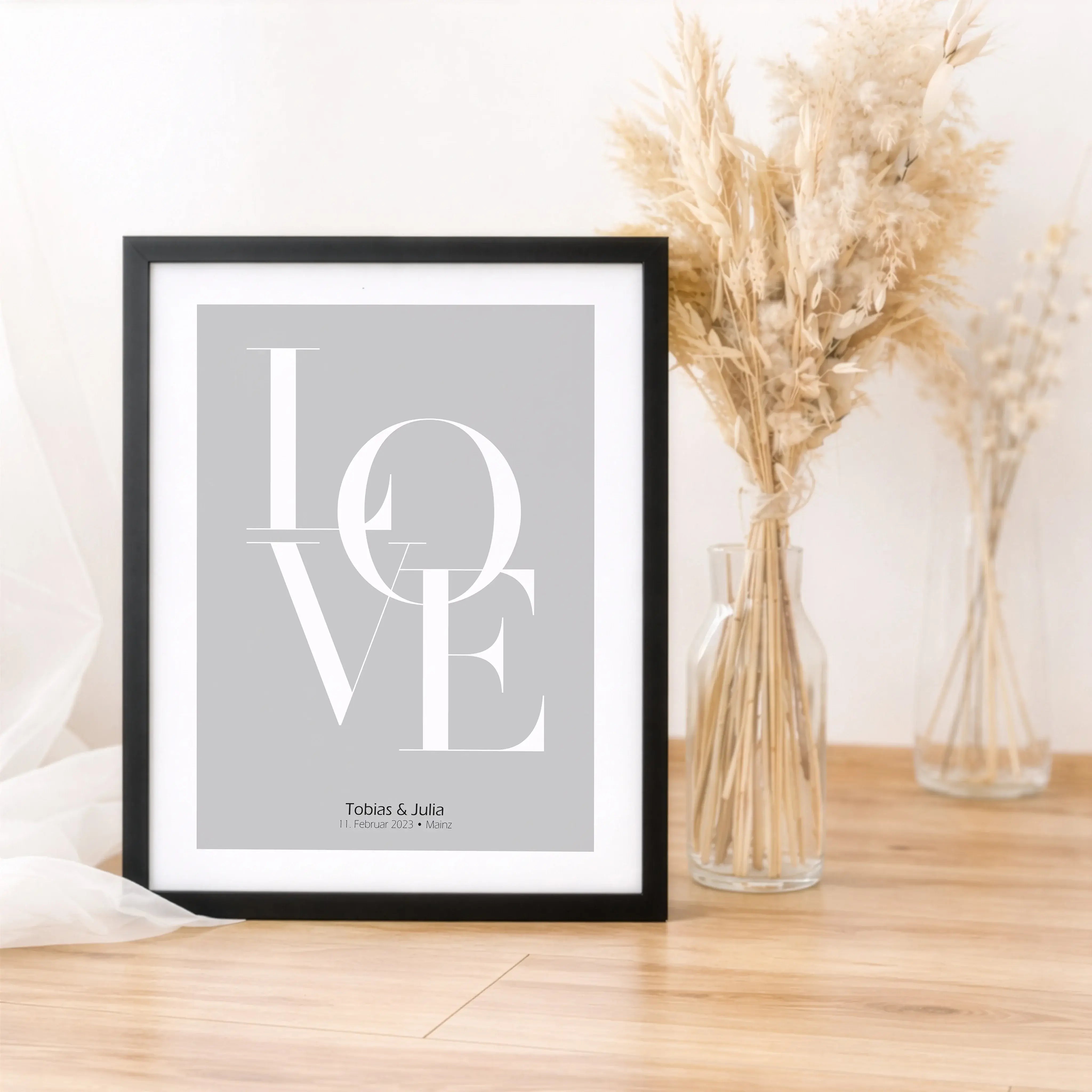 Love Poster mit Namen-Personalisiertes Poster-famprints-Ein Love Poster mit Namen ist mehr als ein schönes Bild, es ist eine persönliche Botschaft für einen besonderen Menschen. Bei famprints gestaltest du dein Poster individuell mit Namen, Datum oder Ort