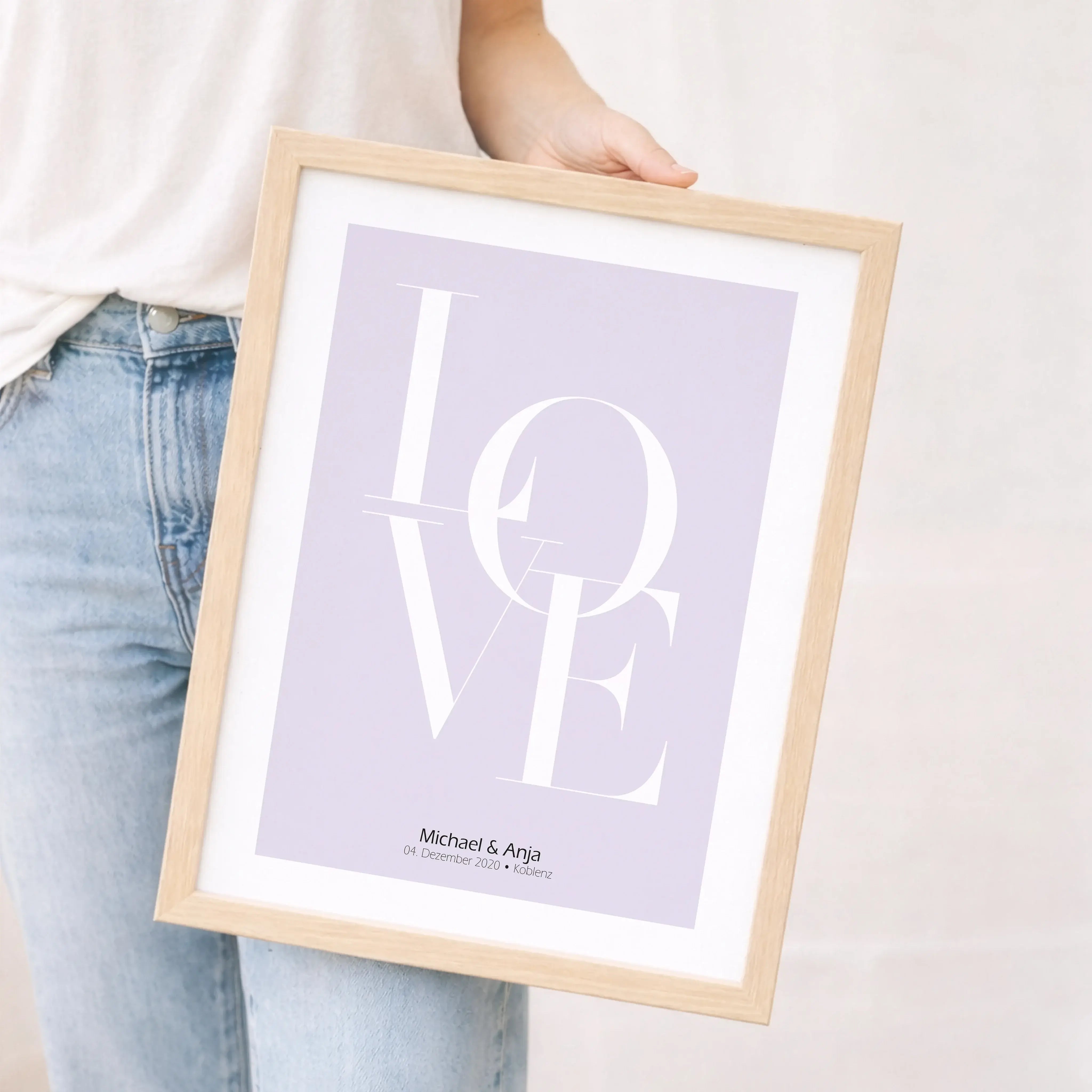 Love Poster mit Namen-Personalisiertes Poster-famprints-Ein Love Poster mit Namen ist mehr als ein schönes Bild, es ist eine persönliche Botschaft für einen besonderen Menschen. Bei famprints gestaltest du dein Poster individuell mit Namen, Datum oder Ort