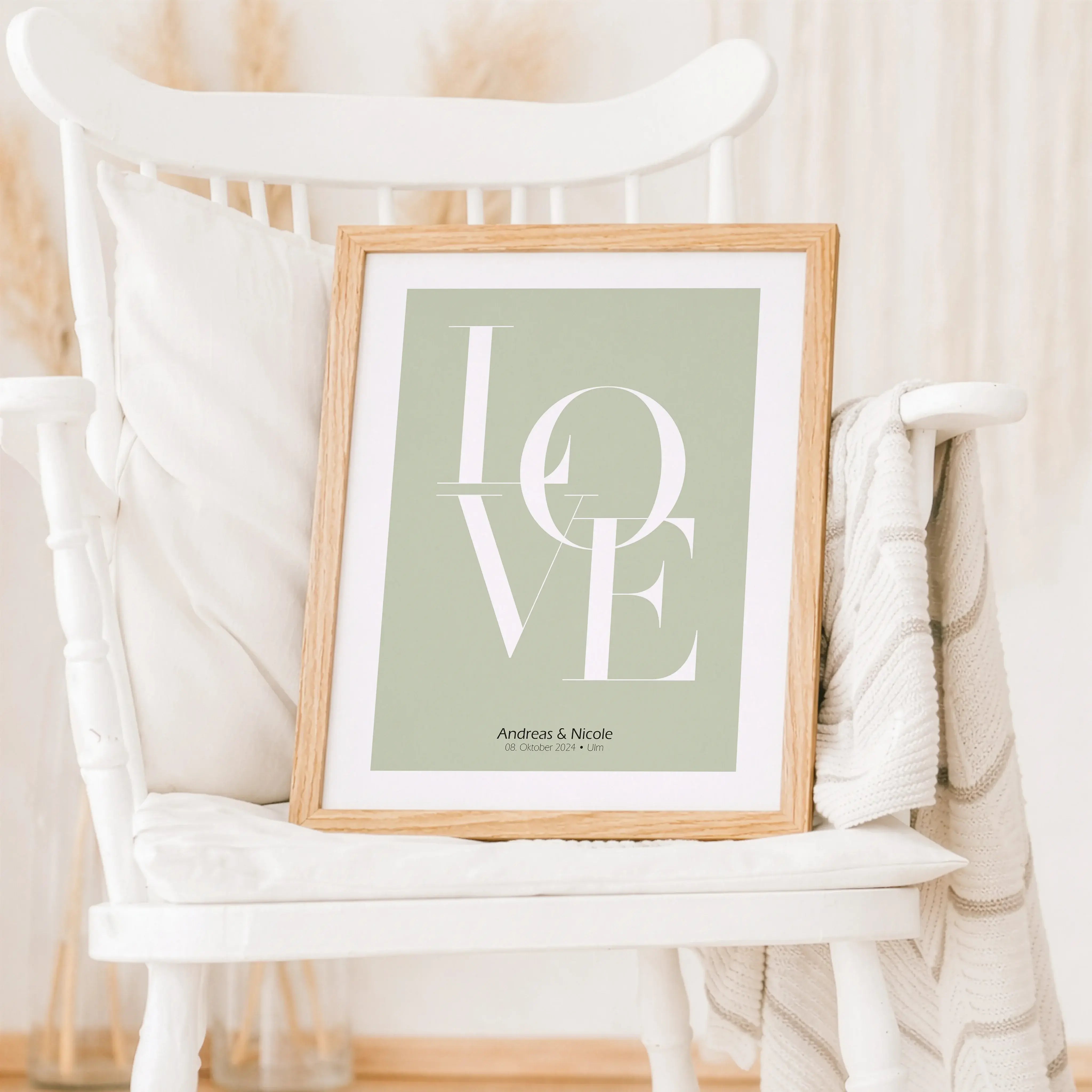 Love Poster mit Namen-Personalisiertes Poster-famprints-Ein Love Poster mit Namen ist mehr als ein schönes Bild, es ist eine persönliche Botschaft für einen besonderen Menschen. Bei famprints gestaltest du dein Poster individuell mit Namen, Datum oder Ort