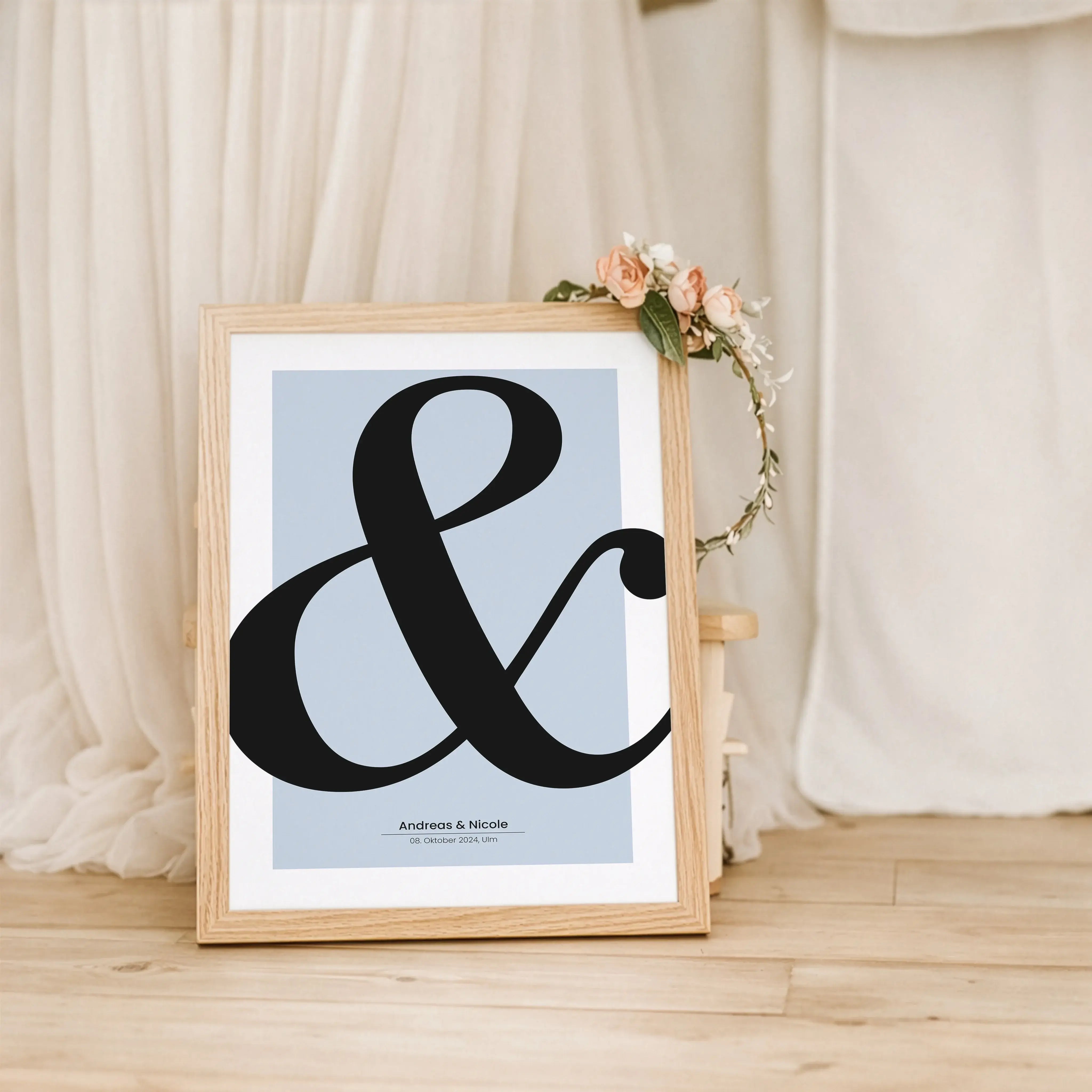 Hochzeitsposter '&'-Personalisiertes Poster-famprints-Das Hochzeitsposter '&' steht für das, was euch verbindet. Zwei Namen, ein Datum und ein gemeinsamer Weg. Das schlichte Und-Zeichen rückt eure Beziehung in den Mittelpunkt und macht aus einem Moment ei