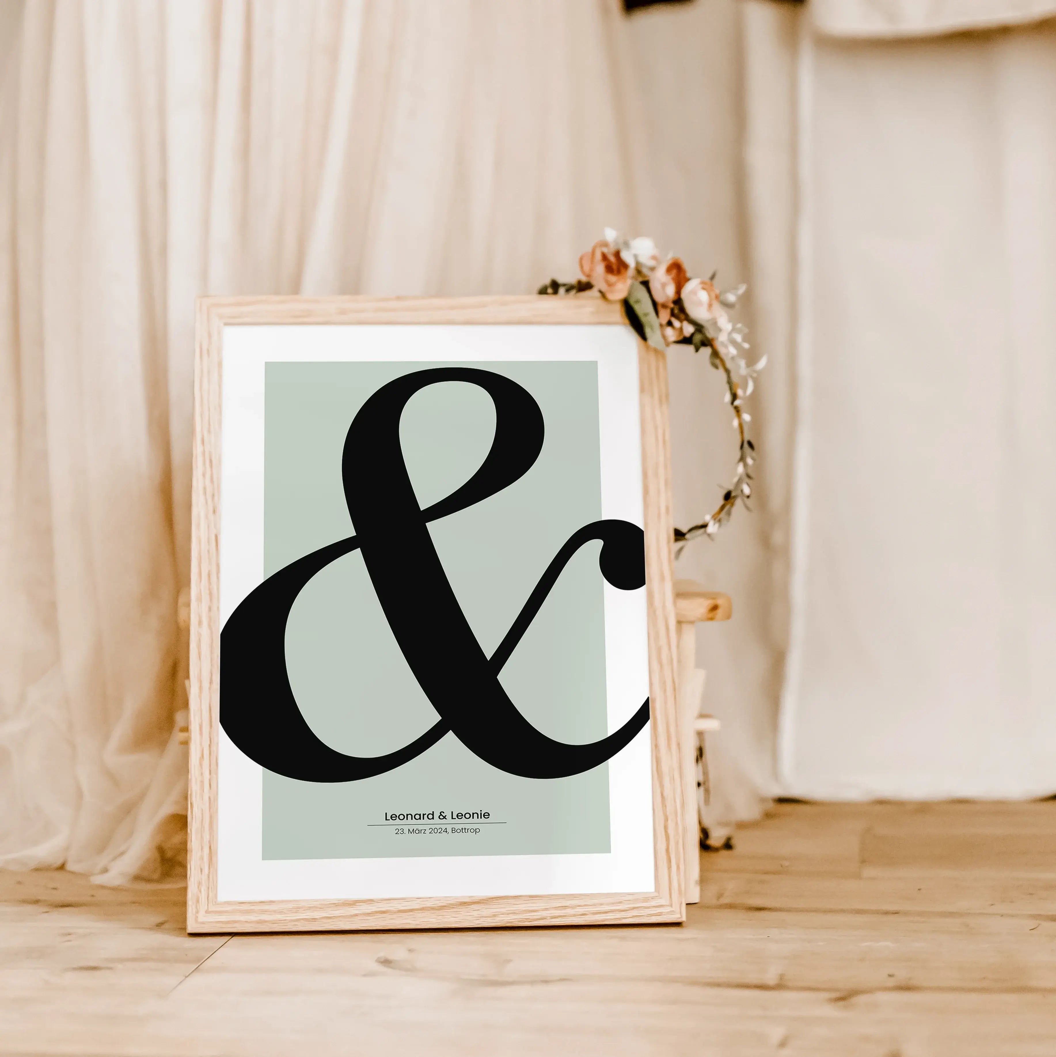 Hochzeitsposter '&'-famprints-Personalisiertes Poster-Das Hochzeitsposter '&' ist das perfekte Wandbild, um euren besonderen Tag in Erinnerung zu behalten. Du kannst das Poster mit euren Namen, dem Hochzeitsdatum oder Kennenlerndatum und anderen wichtigen