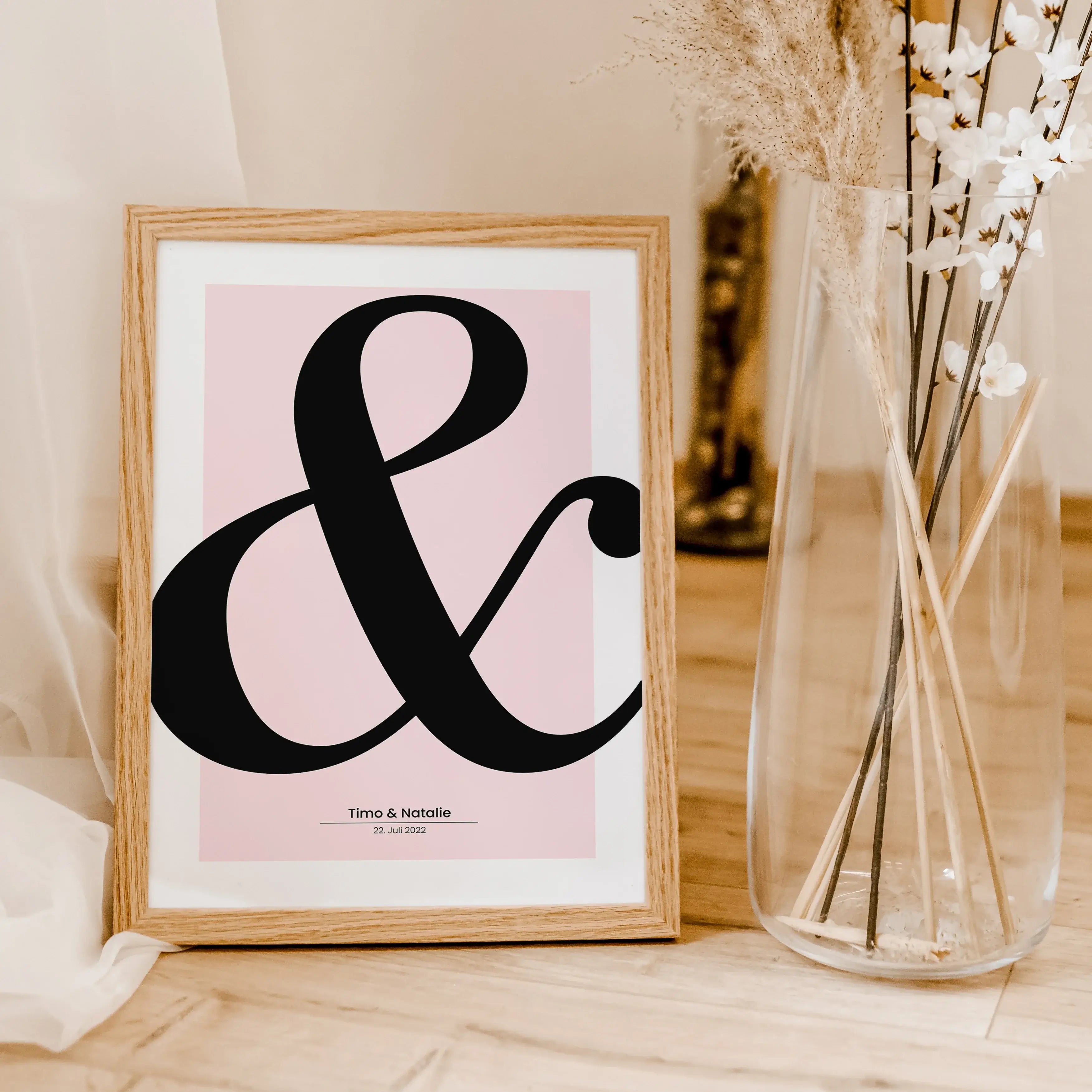 Hochzeitsposter '&'-famprints-Personalisiertes Poster-Das Hochzeitsposter '&' ist das perfekte Wandbild, um euren besonderen Tag in Erinnerung zu behalten. Du kannst das Poster mit euren Namen, dem Hochzeitsdatum oder Kennenlerndatum und anderen wichtigen