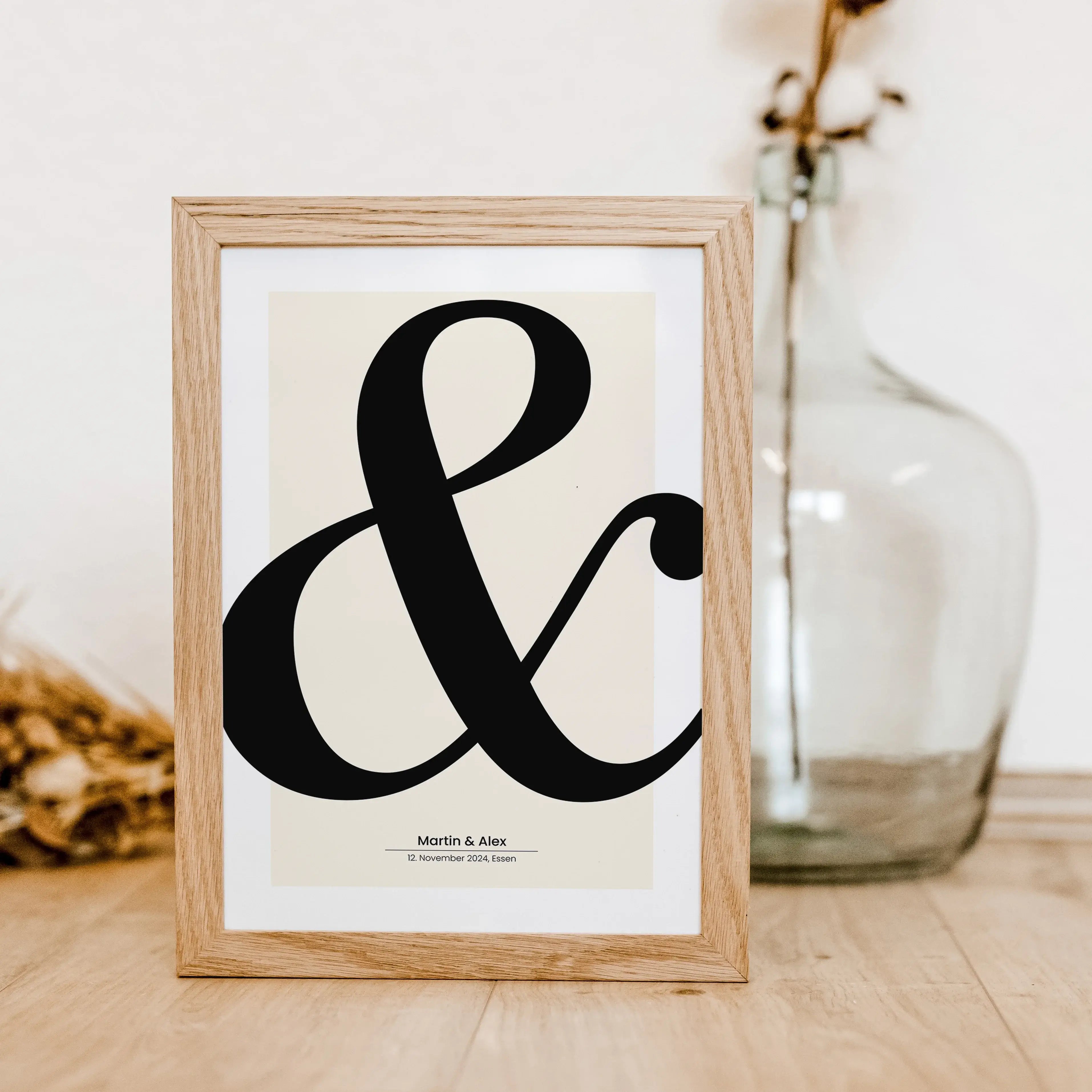 Hochzeitsposter '&'-famprints-Personalisiertes Poster-Das Hochzeitsposter '&' ist das perfekte Wandbild, um euren besonderen Tag in Erinnerung zu behalten. Du kannst das Poster mit euren Namen, dem Hochzeitsdatum oder Kennenlerndatum und anderen wichtigen
