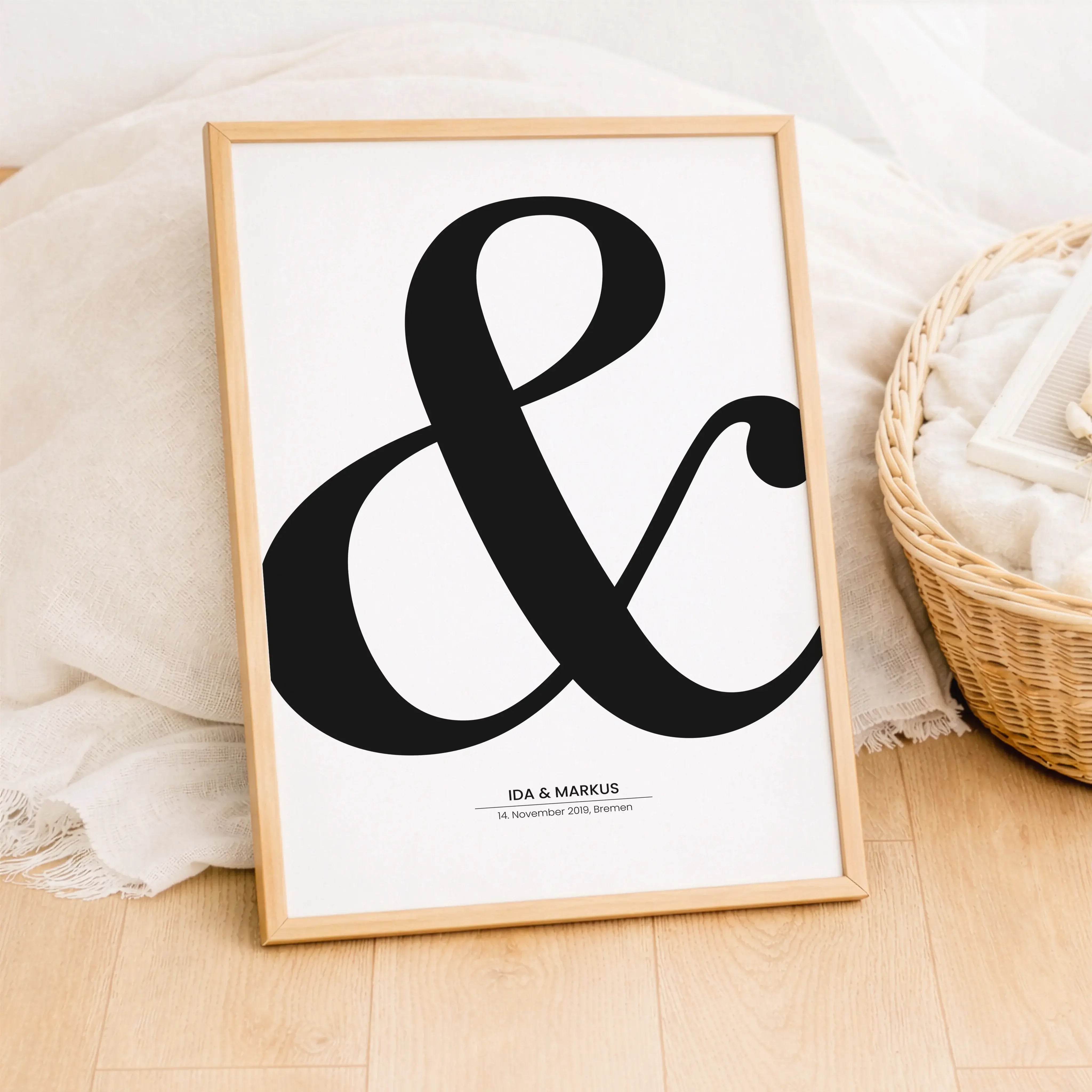 Hochzeitsposter '&'-Personalisiertes Poster-famprints-Das Hochzeitsposter '&' steht für das, was euch verbindet. Zwei Namen, ein Datum und ein gemeinsamer Weg. Das schlichte Und-Zeichen rückt eure Beziehung in den Mittelpunkt und macht aus einem Moment ei