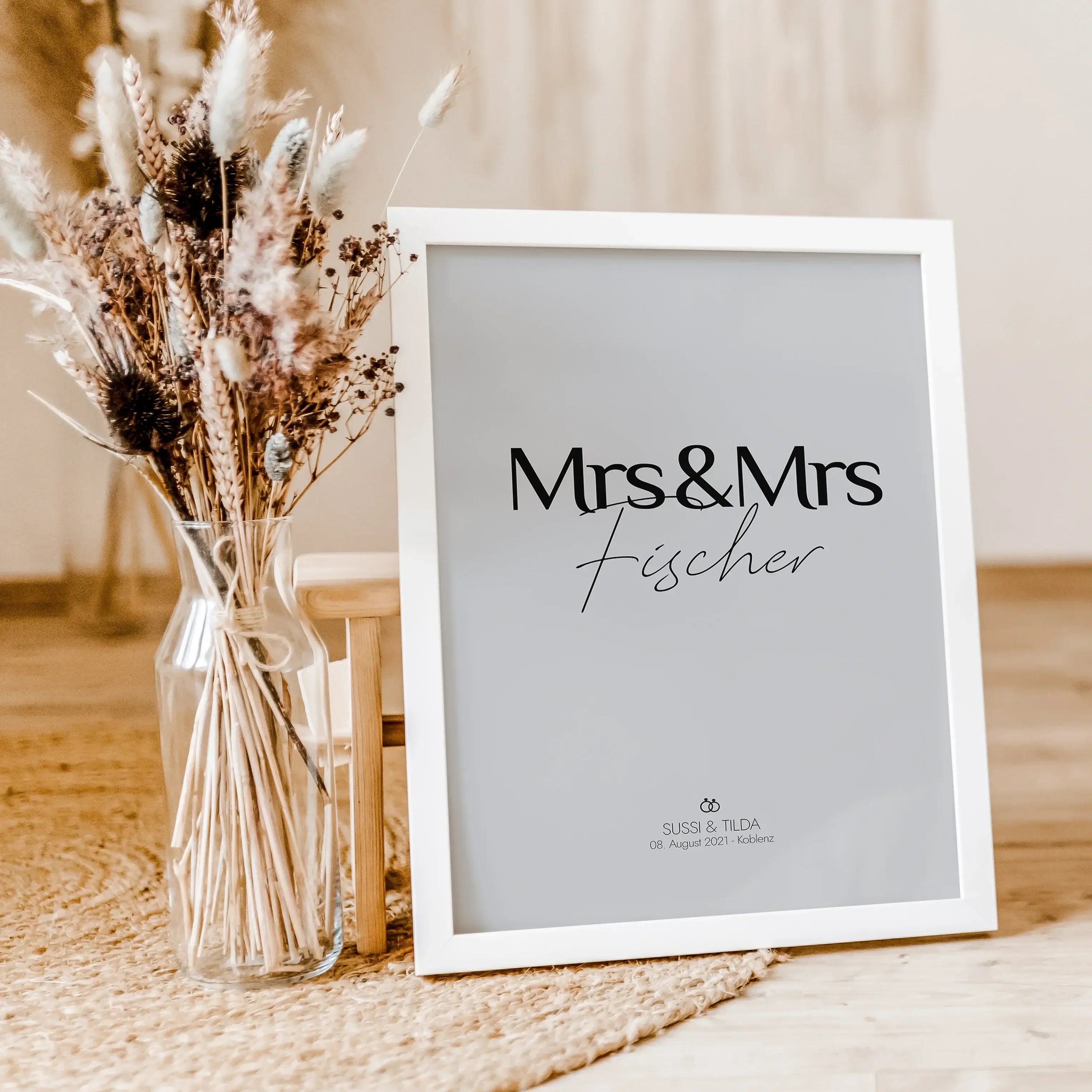Paar Poster Mrs & Mrs-famprints-Personalisiertes Poster-Stelle deinen Hochzeitstag auf eine ganz besondere Weise vor - mit dem personalisierten Hochzeit Poster Mrs & Mrs. Dieses persönliche Poster kann mit deinem Wunschtext personalisiert werden, was es z
