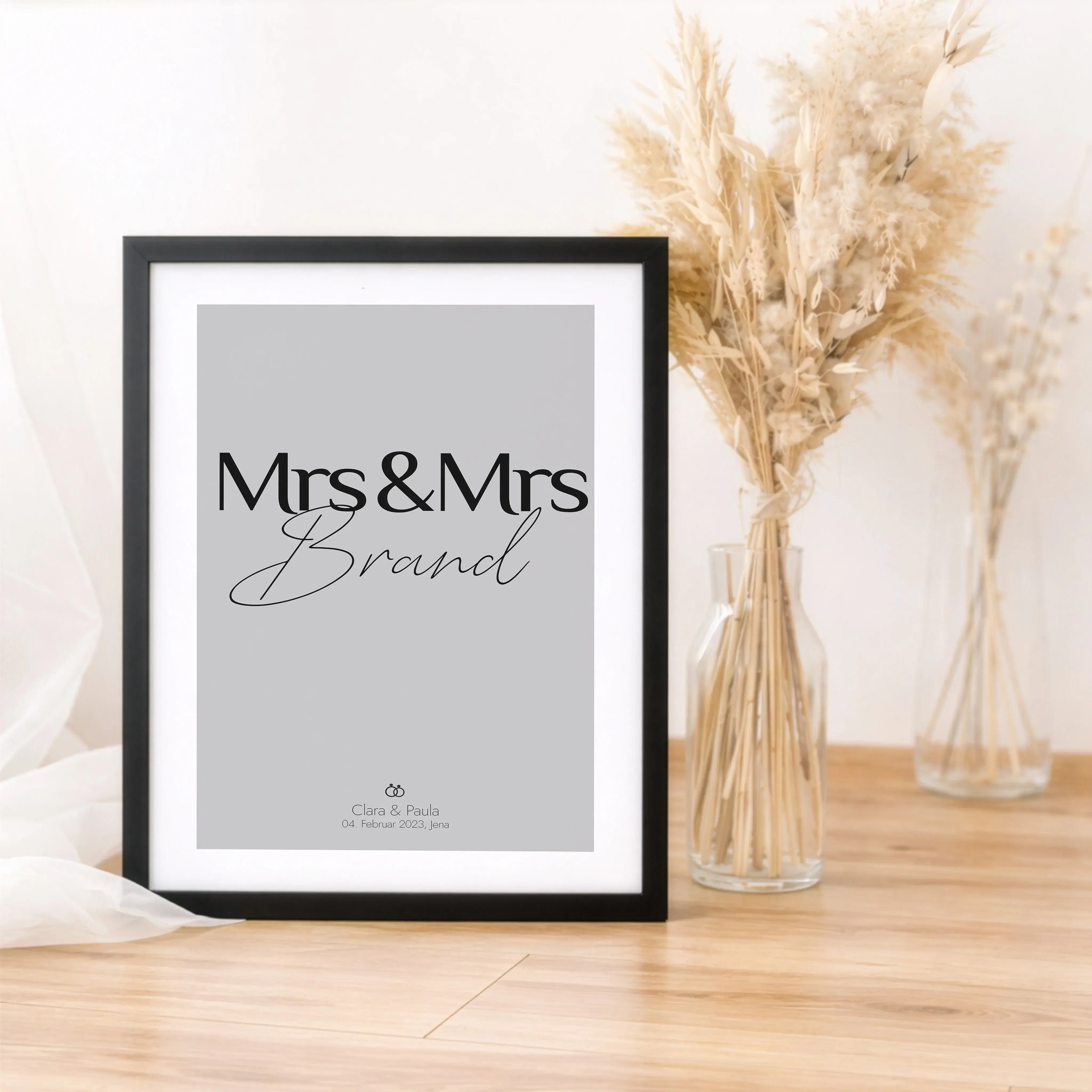 Paar Poster Mrs & Mrs-Personalisiertes Poster-famprints-Das Paar Poster Mrs & Mrs ist eine persönliche Art, eure Liebe sichtbar zu machen und euren besonderen Moment stilvoll festzuhalten. Ob zur Hochzeit, zum Jahrestag oder als Geschenk für ein gleichges