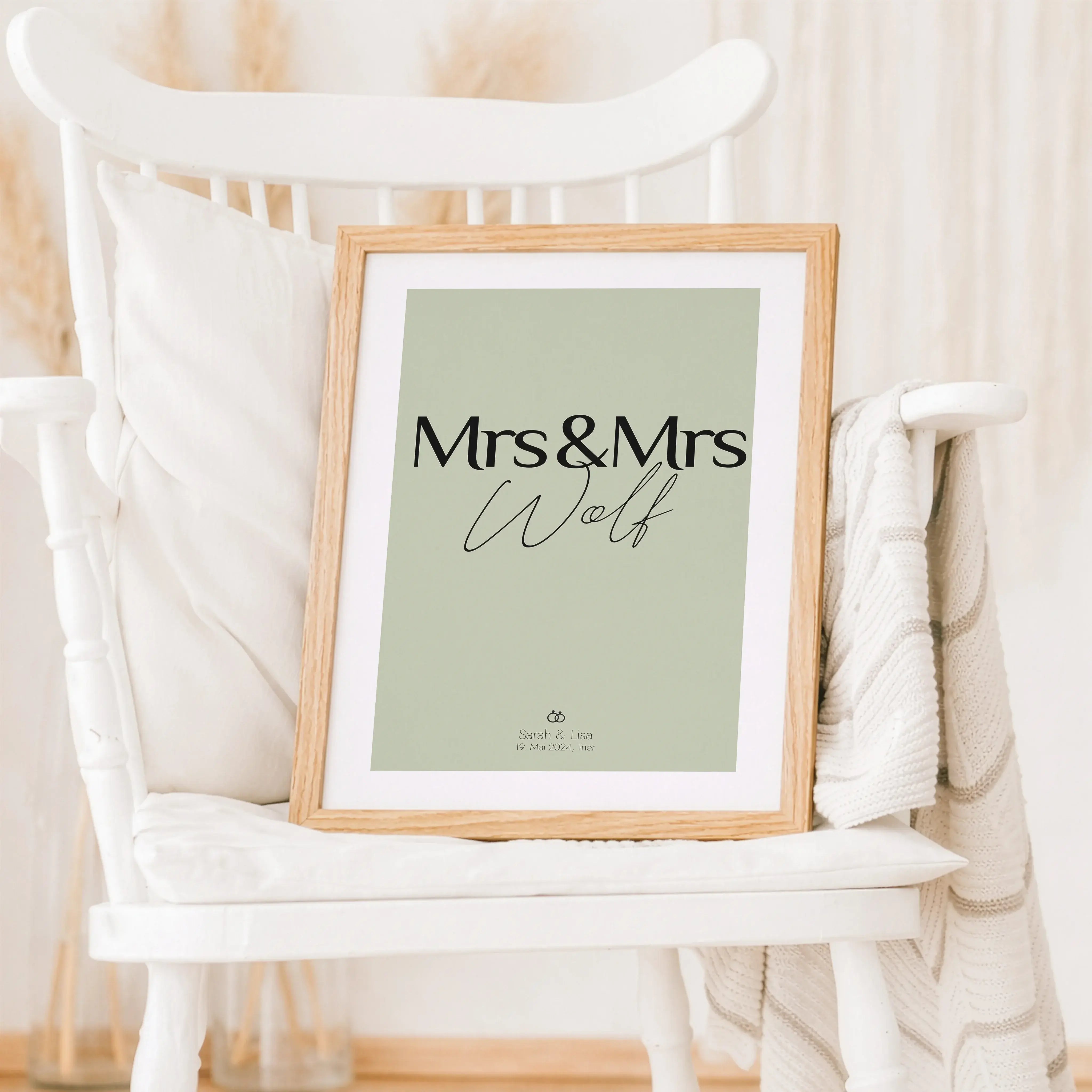 Paar Poster Mrs & Mrs-Personalisiertes Poster-famprints-Das Paar Poster Mrs & Mrs ist eine persönliche Art, eure Liebe sichtbar zu machen und euren besonderen Moment stilvoll festzuhalten. Ob zur Hochzeit, zum Jahrestag oder als Geschenk für ein gleichges