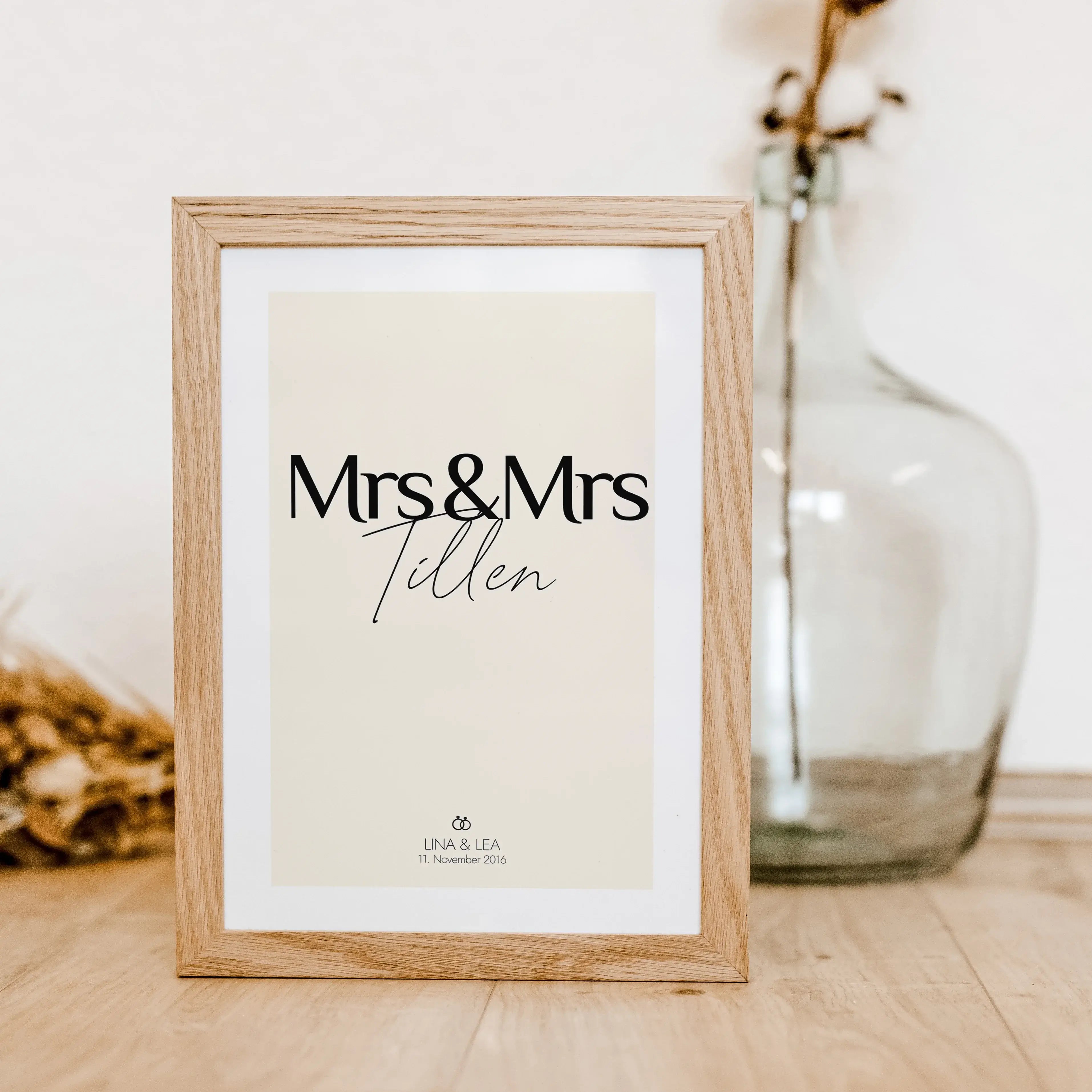 Paar Poster Mrs & Mrs-famprints-Personalisiertes Poster-Stelle deinen Hochzeitstag auf eine ganz besondere Weise vor - mit dem personalisierten Hochzeit Poster Mrs & Mrs. Dieses persönliche Poster kann mit deinem Wunschtext personalisiert werden, was es z