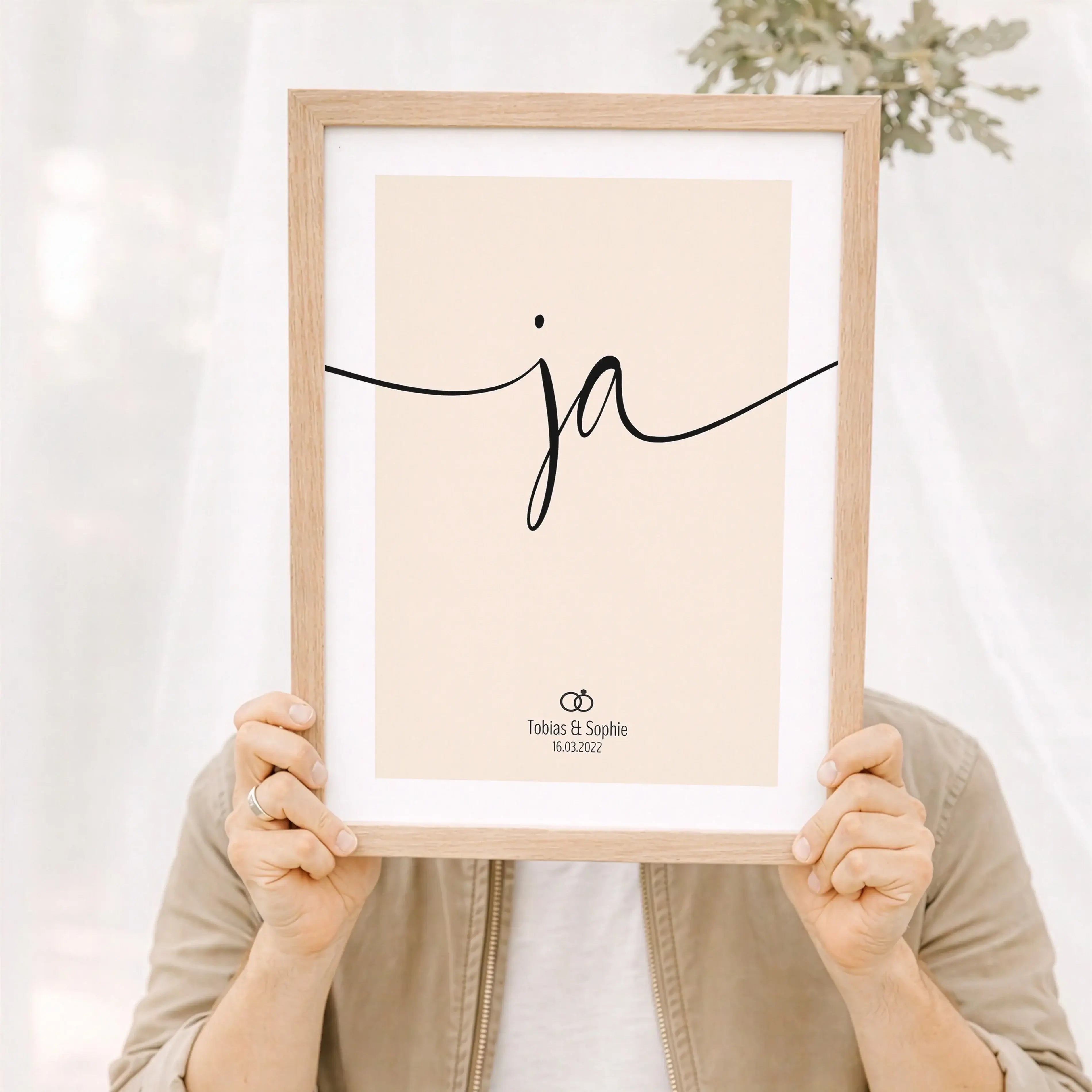 Ja Poster-Personalisiertes Poster-famprints-Das Ja Poster ist mehr als ein schlichtes Wandbild – es steht für den Moment, in dem aus Liebe ein Versprechen wird. Mit seinem klaren Design und dem ausdrucksstarken Ja-Schriftzug fängt dieses Hochzeitsposter g
