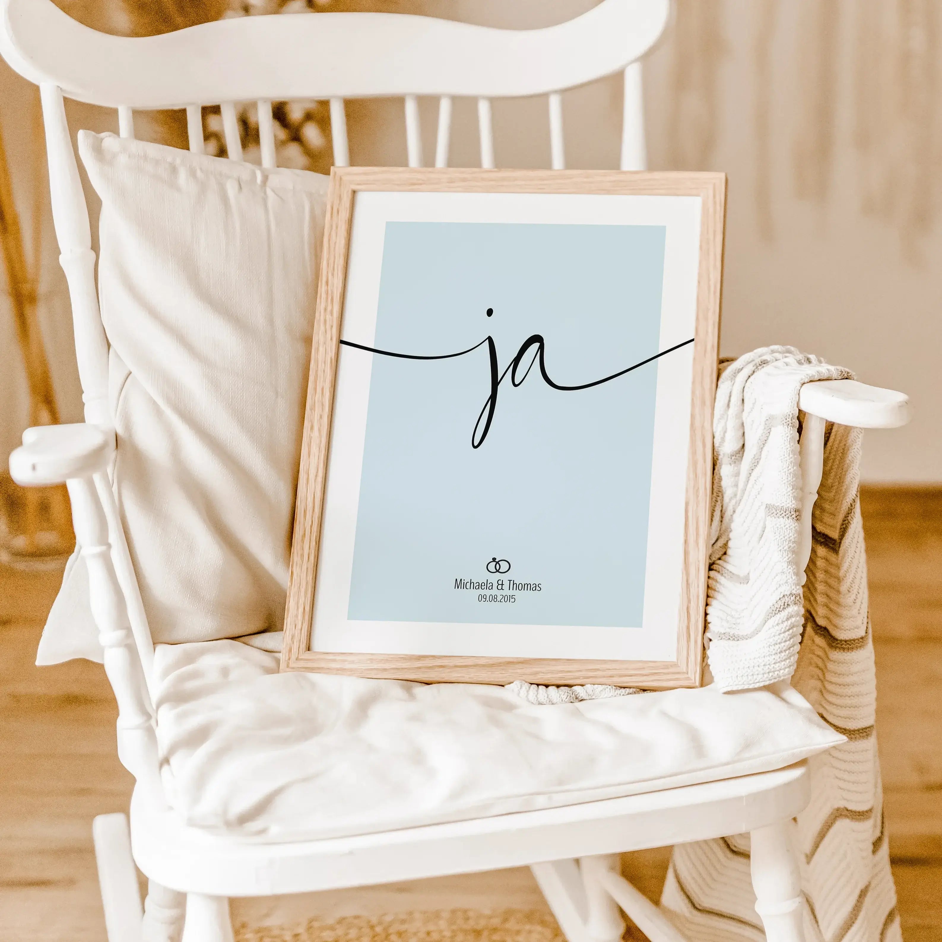 Ja Poster-famprints-Personalisiertes Poster-Auf dem 'Ja' Hochzeit Poster findest du in schwungvoller Schrift den 'ja' Schriftzug. Das Ja Wort Poster steht symbolisch für die Ehe, die Liebe des Lebens, ein Versprechen für die Ewigkeit. Das Hochzeit Bild lä