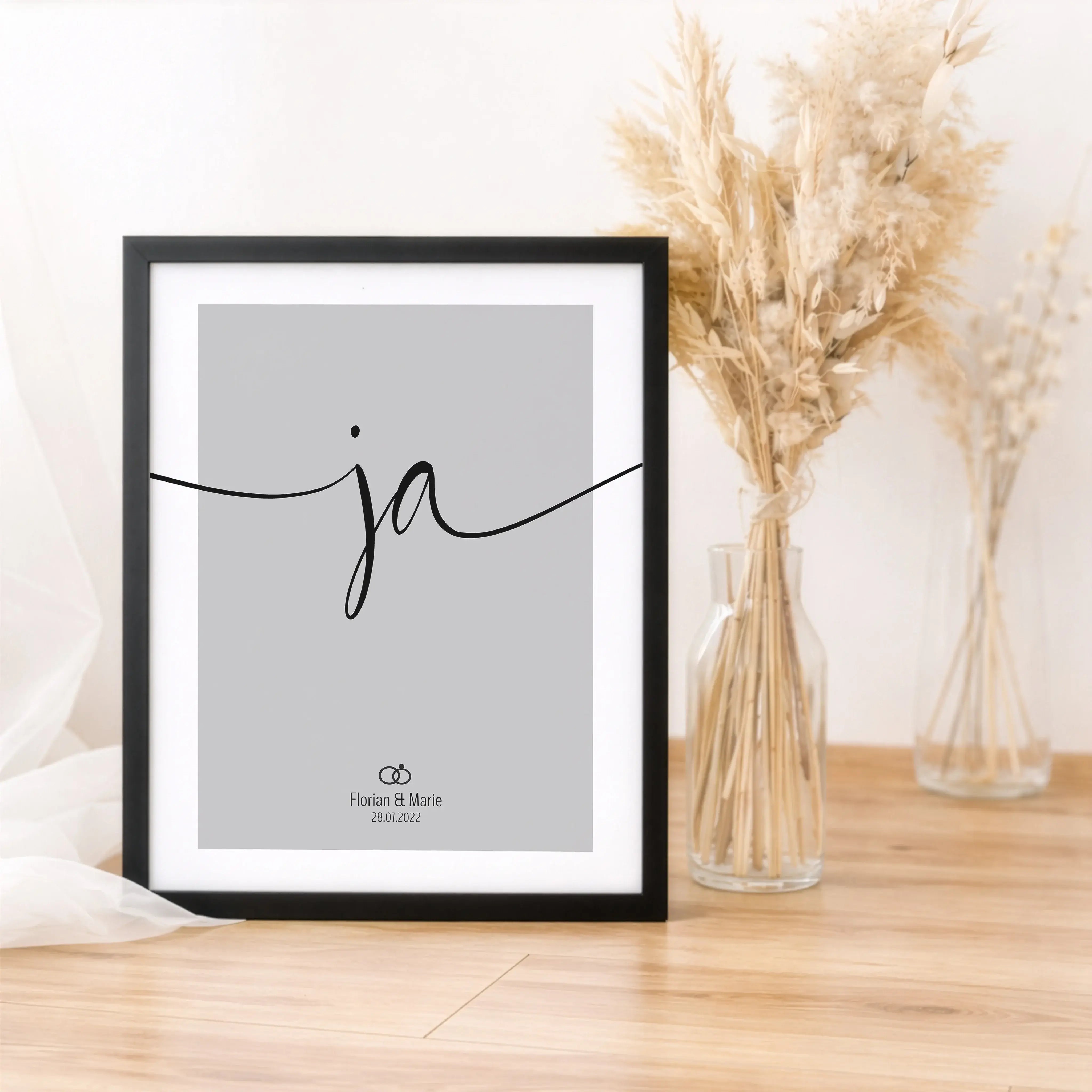 Ja Poster-Personalisiertes Poster-famprints-Das Ja Poster ist mehr als ein schlichtes Wandbild – es steht für den Moment, in dem aus Liebe ein Versprechen wird. Mit seinem klaren Design und dem ausdrucksstarken Ja-Schriftzug fängt dieses Hochzeitsposter g