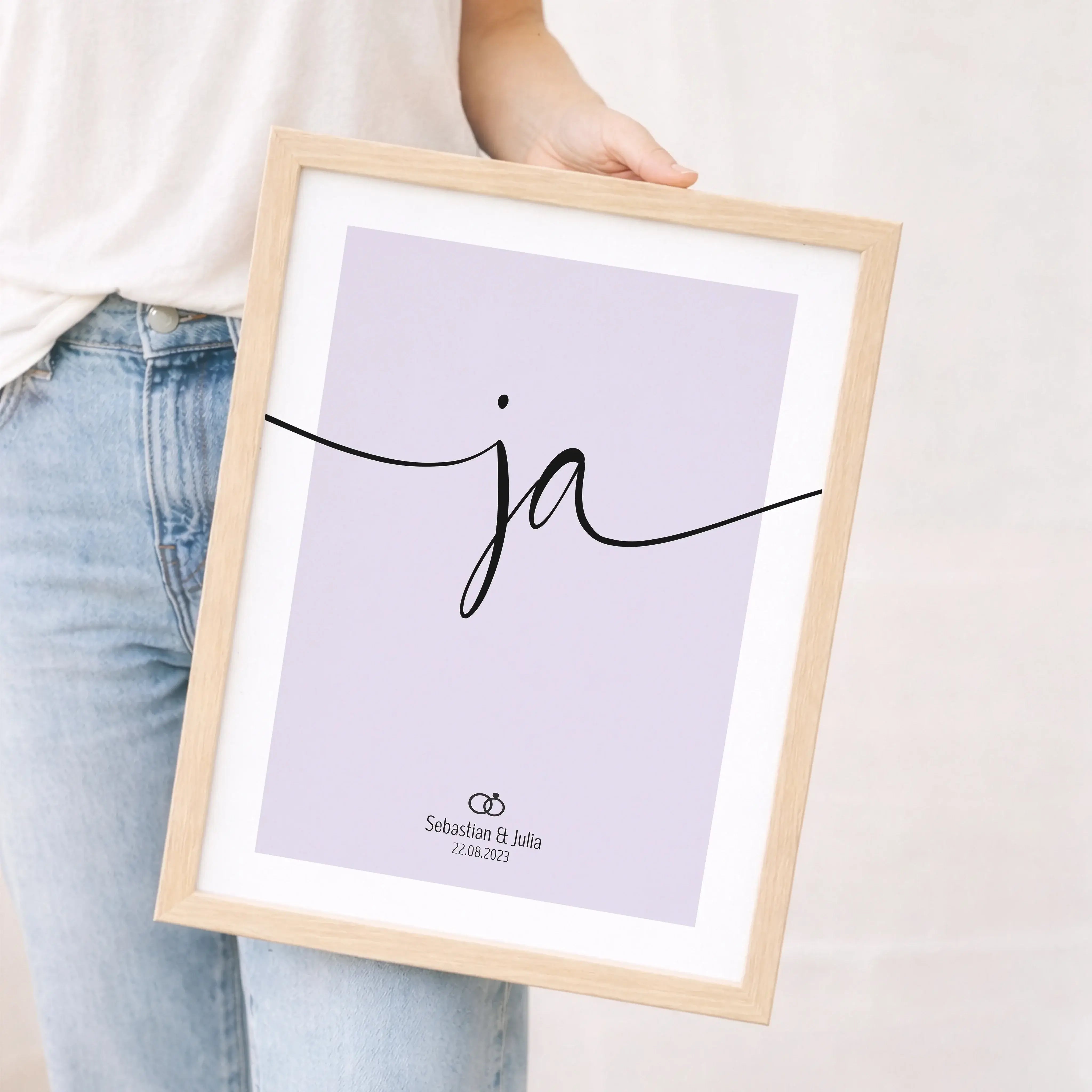 Ja Poster-Personalisiertes Poster-famprints-Das Ja Poster ist mehr als ein schlichtes Wandbild – es steht für den Moment, in dem aus Liebe ein Versprechen wird. Mit seinem klaren Design und dem ausdrucksstarken Ja-Schriftzug fängt dieses Hochzeitsposter g
