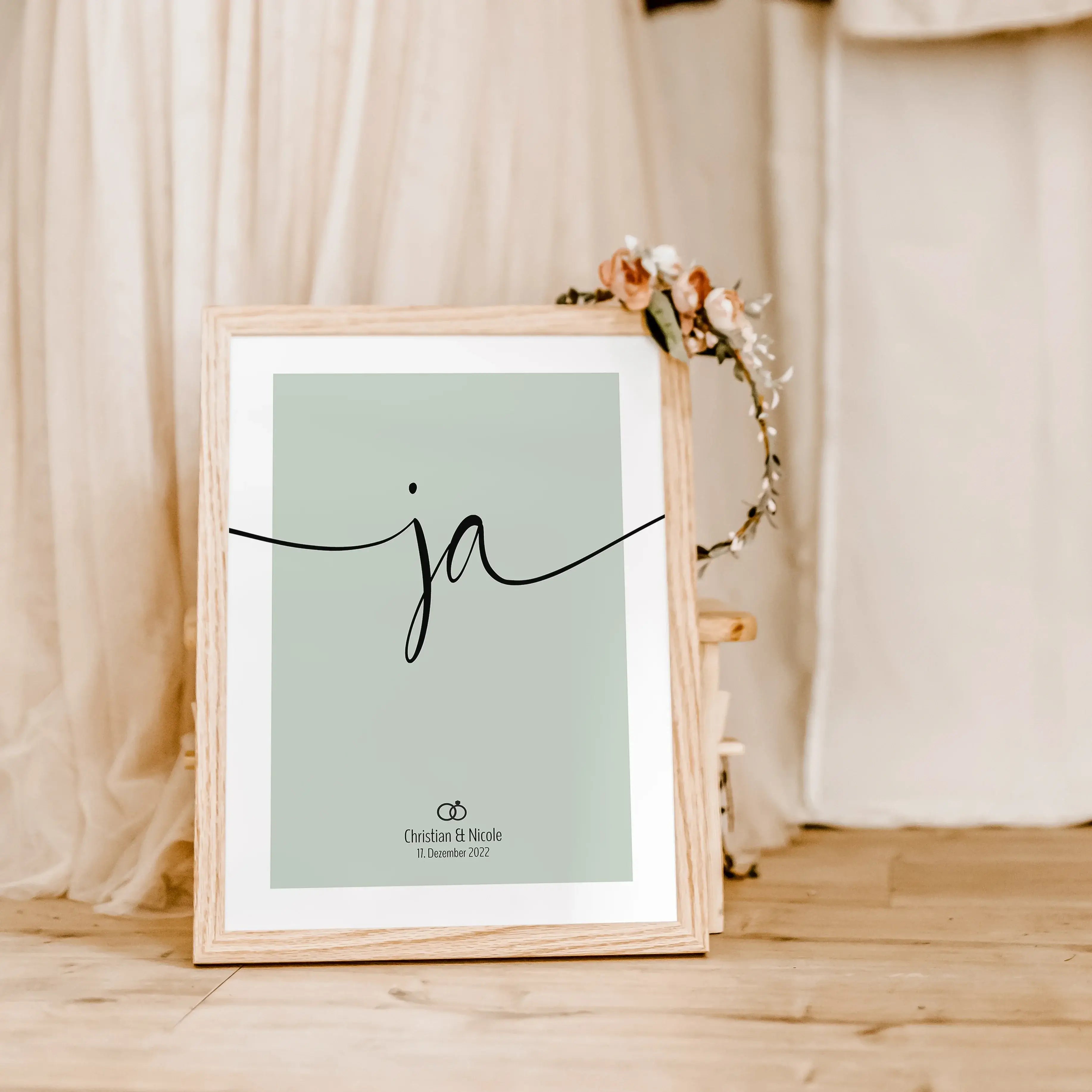 Ja Poster-famprints-Personalisiertes Poster-Auf dem 'Ja' Hochzeit Poster findest du in schwungvoller Schrift den 'ja' Schriftzug. Das Ja Wort Poster steht symbolisch für die Ehe, die Liebe des Lebens, ein Versprechen für die Ewigkeit. Das Hochzeit Bild lä