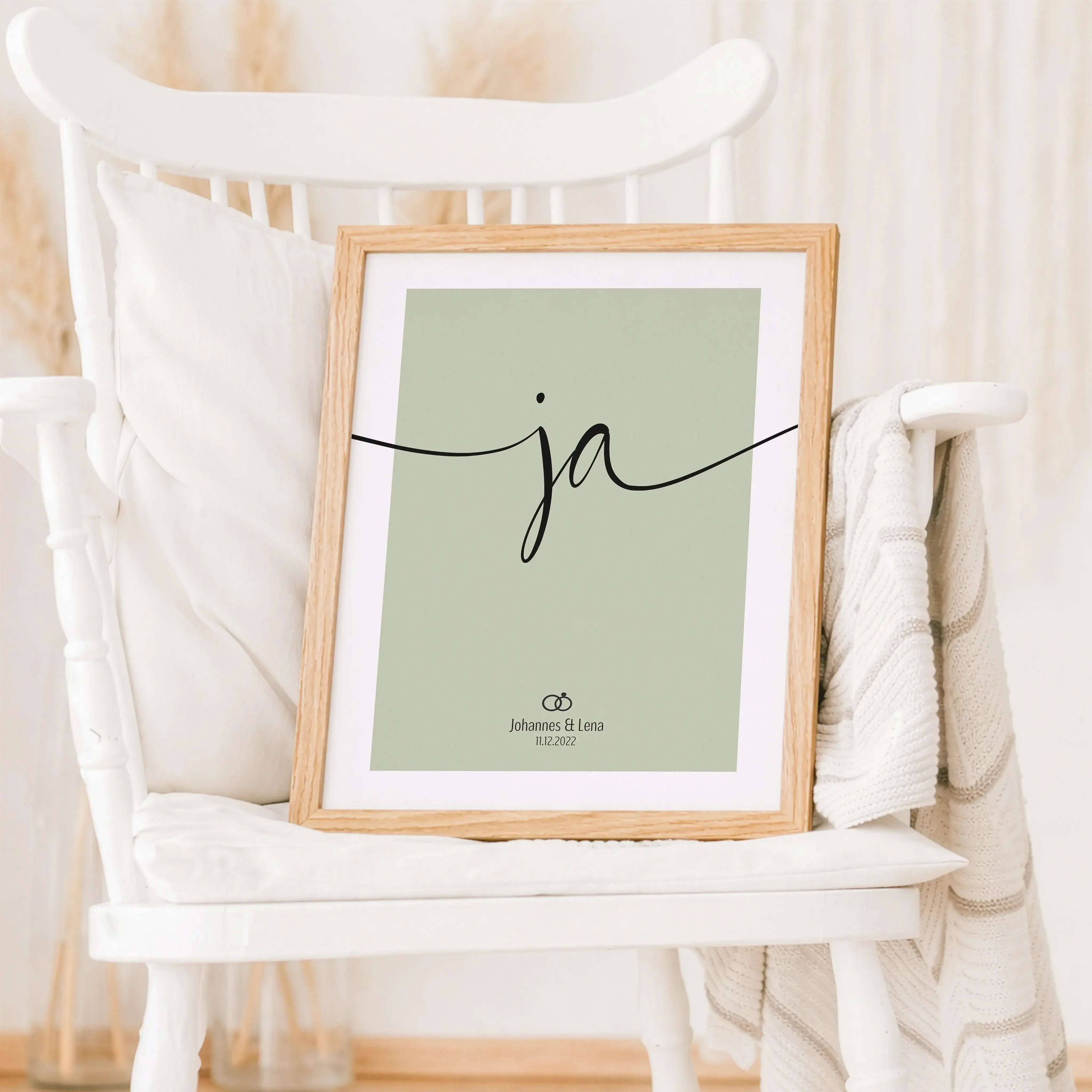 Ja Poster-Personalisiertes Poster-famprints-Das Ja Poster ist mehr als ein schlichtes Wandbild – es steht für den Moment, in dem aus Liebe ein Versprechen wird. Mit seinem klaren Design und dem ausdrucksstarken Ja-Schriftzug fängt dieses Hochzeitsposter g