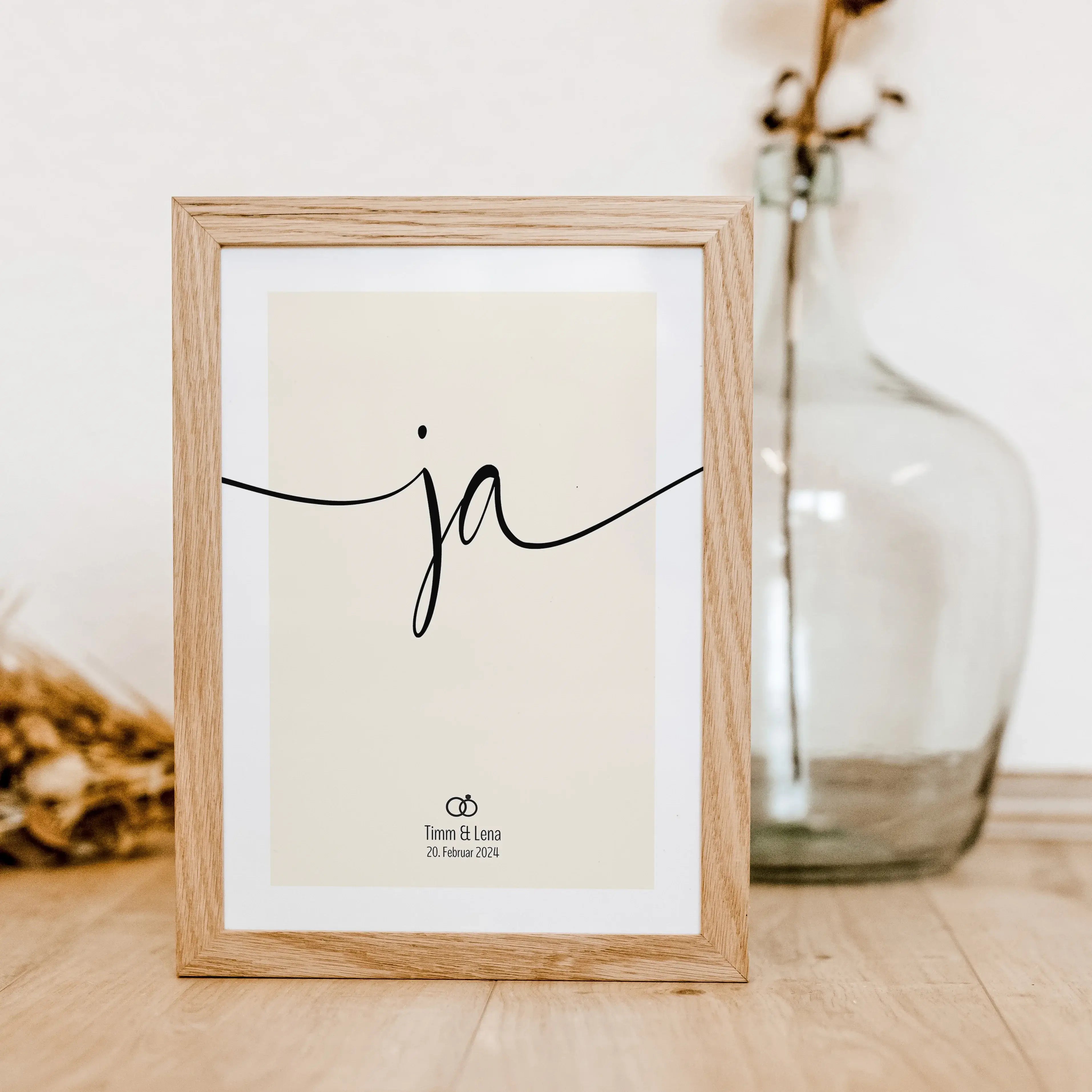 Ja Poster-famprints-Personalisiertes Poster-Auf dem 'Ja' Hochzeit Poster findest du in schwungvoller Schrift den 'ja' Schriftzug. Das Ja Wort Poster steht symbolisch für die Ehe, die Liebe des Lebens, ein Versprechen für die Ewigkeit. Das Hochzeit Bild lä