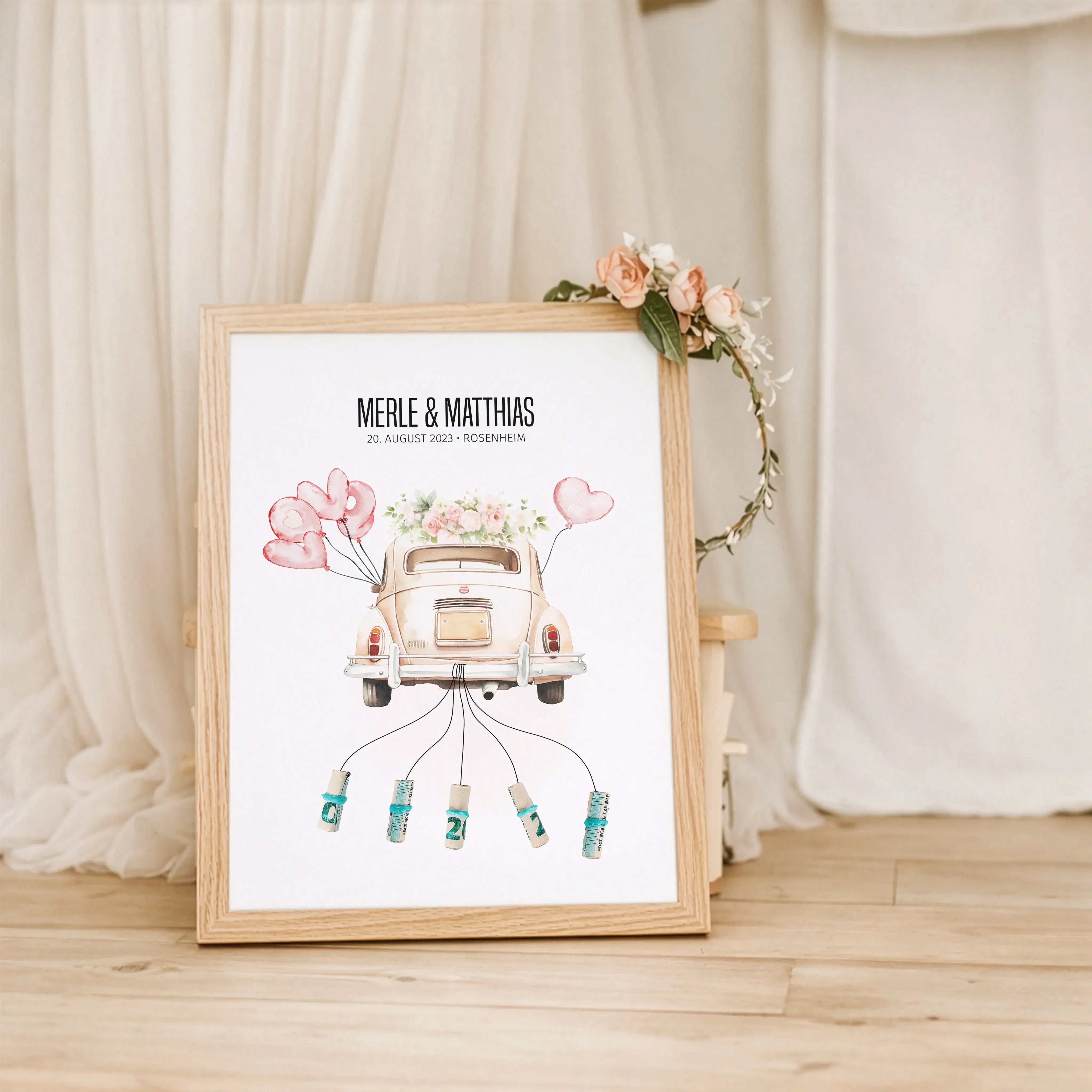 Geldgeschenk Poster Hochzeit-Personalisiertes Poster-famprints-Mit dem Geldgeschenk Poster Hochzeit verschenkst du Geld nicht einfach, sondern verwandelst es in einen echten Hingucker. Das liebevoll illustrierte Hochzeitsmotiv mit Auto, Herzballons und Bl
