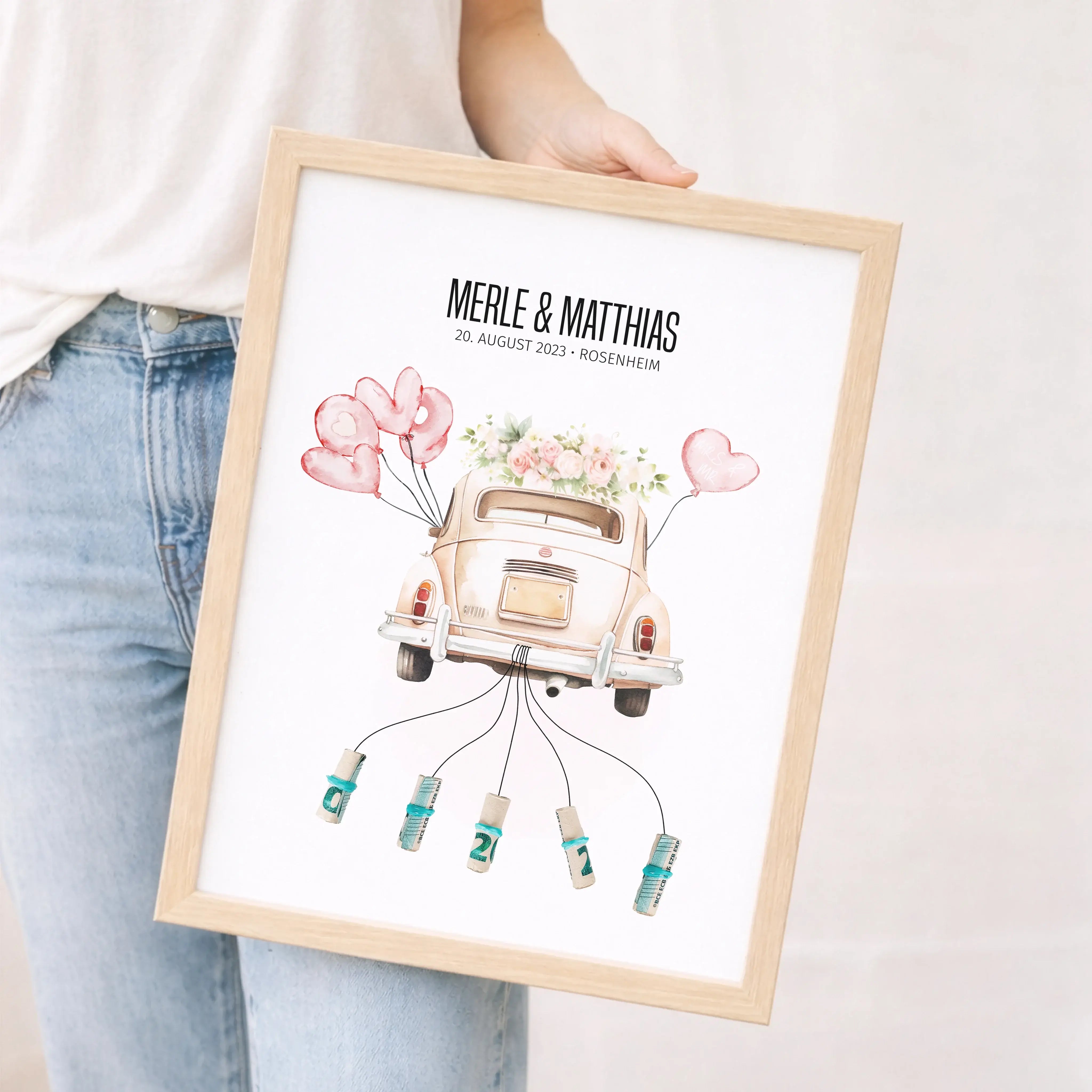 Geldgeschenk Poster Hochzeit-Personalisiertes Poster-famprints-Mit dem Geldgeschenk Poster Hochzeit verschenkst du Geld nicht einfach, sondern verwandelst es in einen echten Hingucker. Das liebevoll illustrierte Hochzeitsmotiv mit Auto, Herzballons und Bl