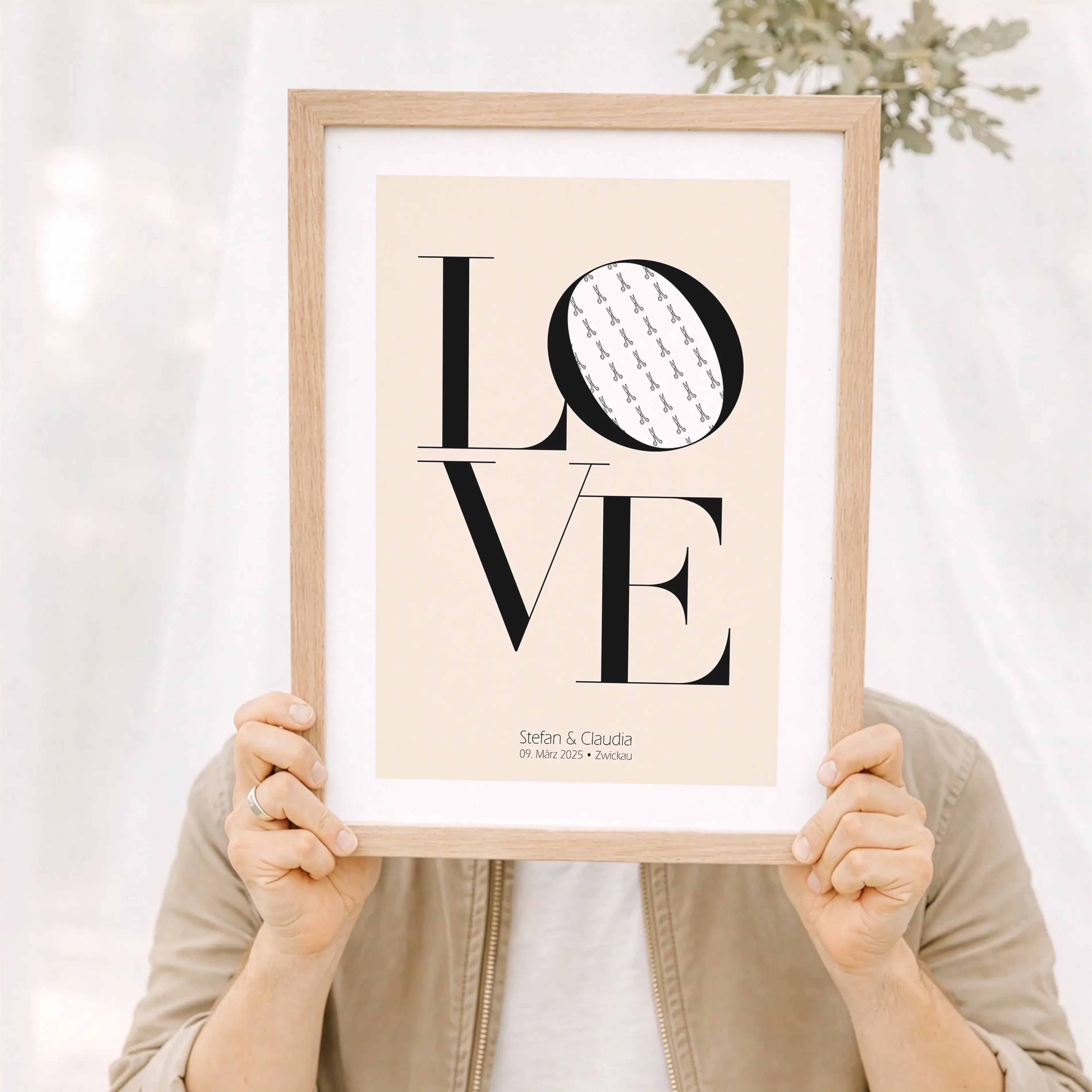 Geldgeschenk Poster Love-Personalisiertes Poster-famprints-Das Geldgeschenk Poster Love ist eine stilvolle Art, Geld zur Hochzeit, Verlobung oder zum Jahrestag zu verschenken. Der ikonische Love Schriftzug verbindet modernes Design mit einer klaren Botsch
