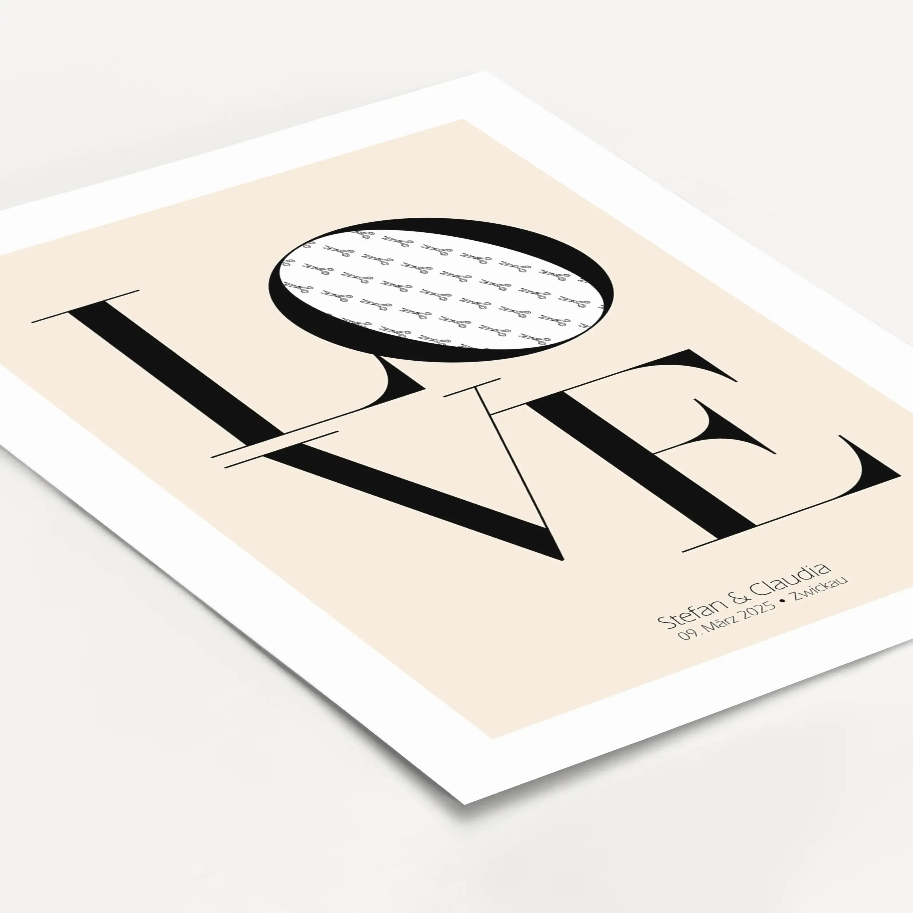 Geldgeschenk Poster Love-Personalisiertes Poster-famprints-Das Geldgeschenk Poster Love ist eine stilvolle Art, Geld zur Hochzeit, Verlobung oder zum Jahrestag zu verschenken. Der ikonische Love Schriftzug verbindet modernes Design mit einer klaren Botsch