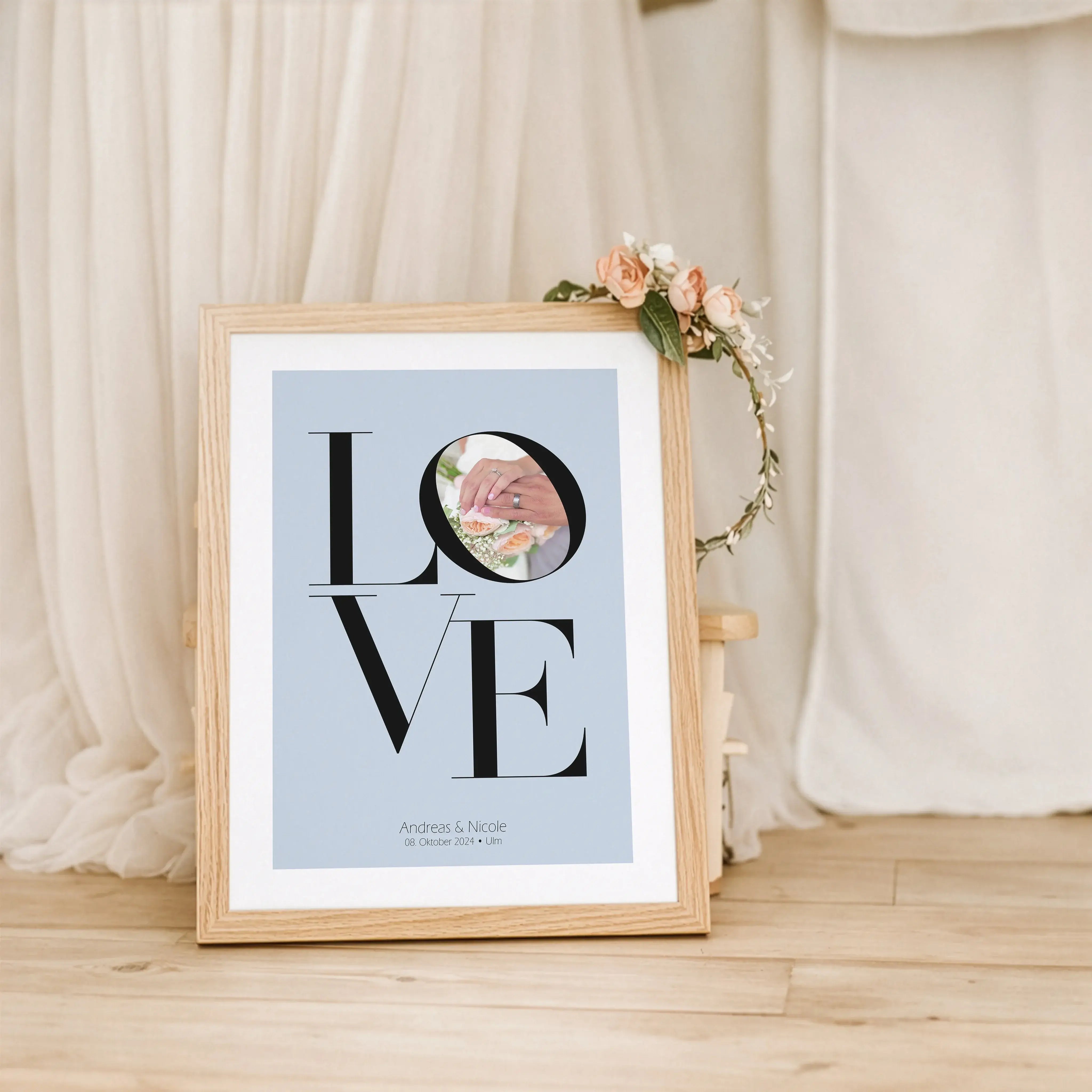 Geldgeschenk Poster Love-Personalisiertes Poster-famprints-Das Geldgeschenk Poster Love ist eine stilvolle Art, Geld zur Hochzeit, Verlobung oder zum Jahrestag zu verschenken. Der ikonische Love Schriftzug verbindet modernes Design mit einer klaren Botsch