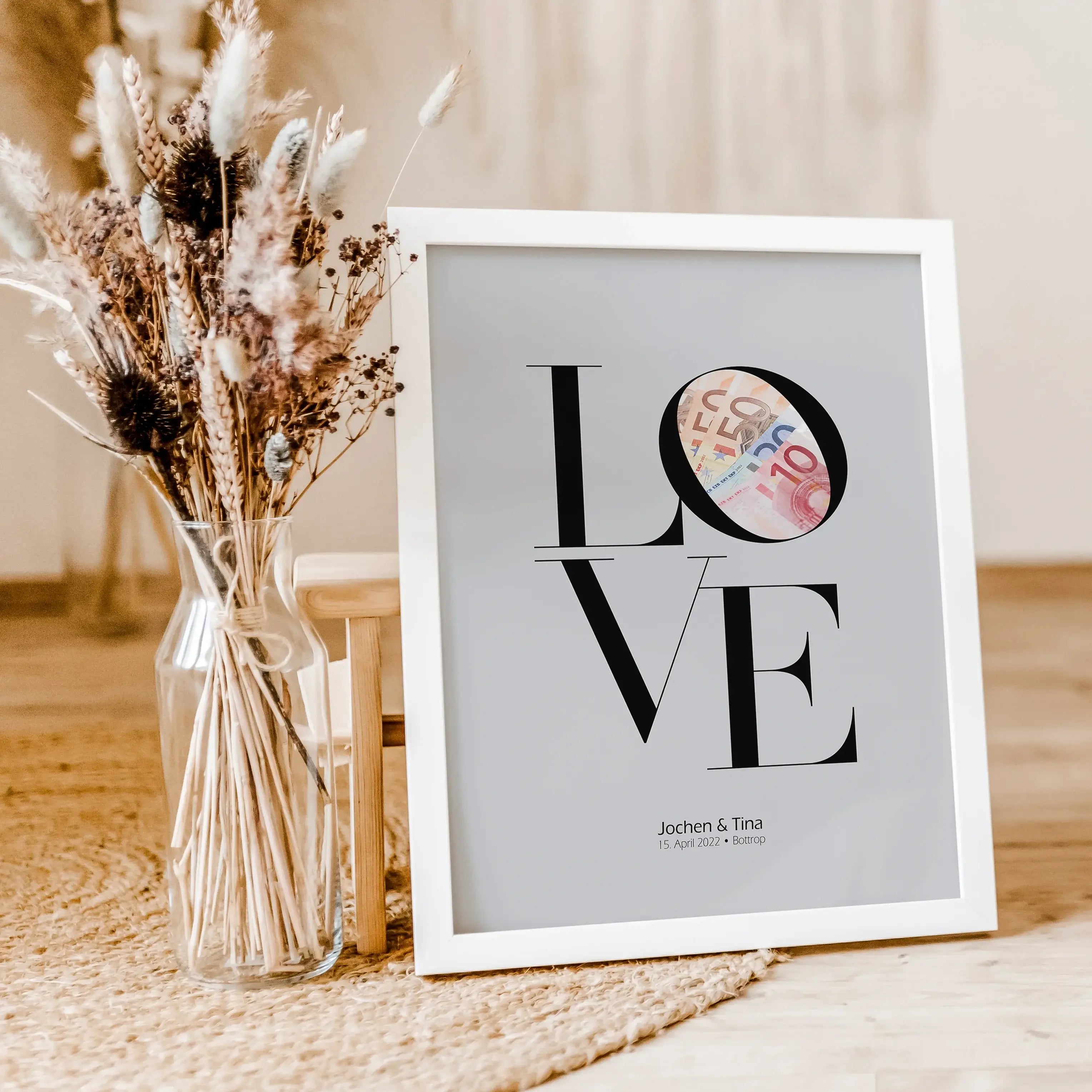 Geldgeschenk Poster Love-famprints-Personalisiertes Poster-Das Geldgeschenk Love ist das perfekte Geschenk zur Hochzeit. Das Poster mit dem Love Schriftzug bietet eine kreative Möglichkeit, Geld zu verschenken. Hinter dem O kann das Geld versteckt werden,