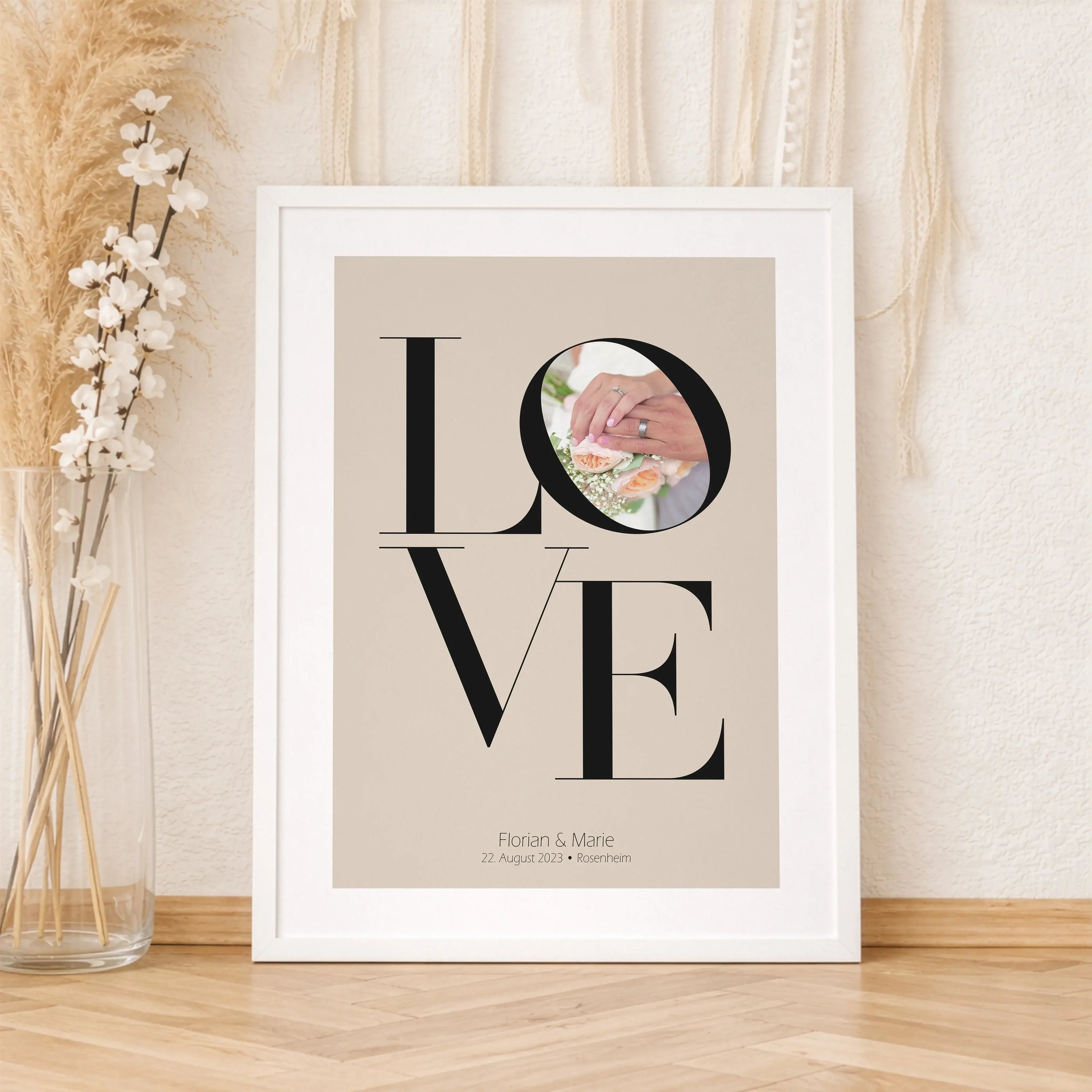 Geldgeschenk Poster Love-Personalisiertes Poster-famprints-Das Geldgeschenk Poster Love ist eine stilvolle Art, Geld zur Hochzeit, Verlobung oder zum Jahrestag zu verschenken. Der ikonische Love Schriftzug verbindet modernes Design mit einer klaren Botsch