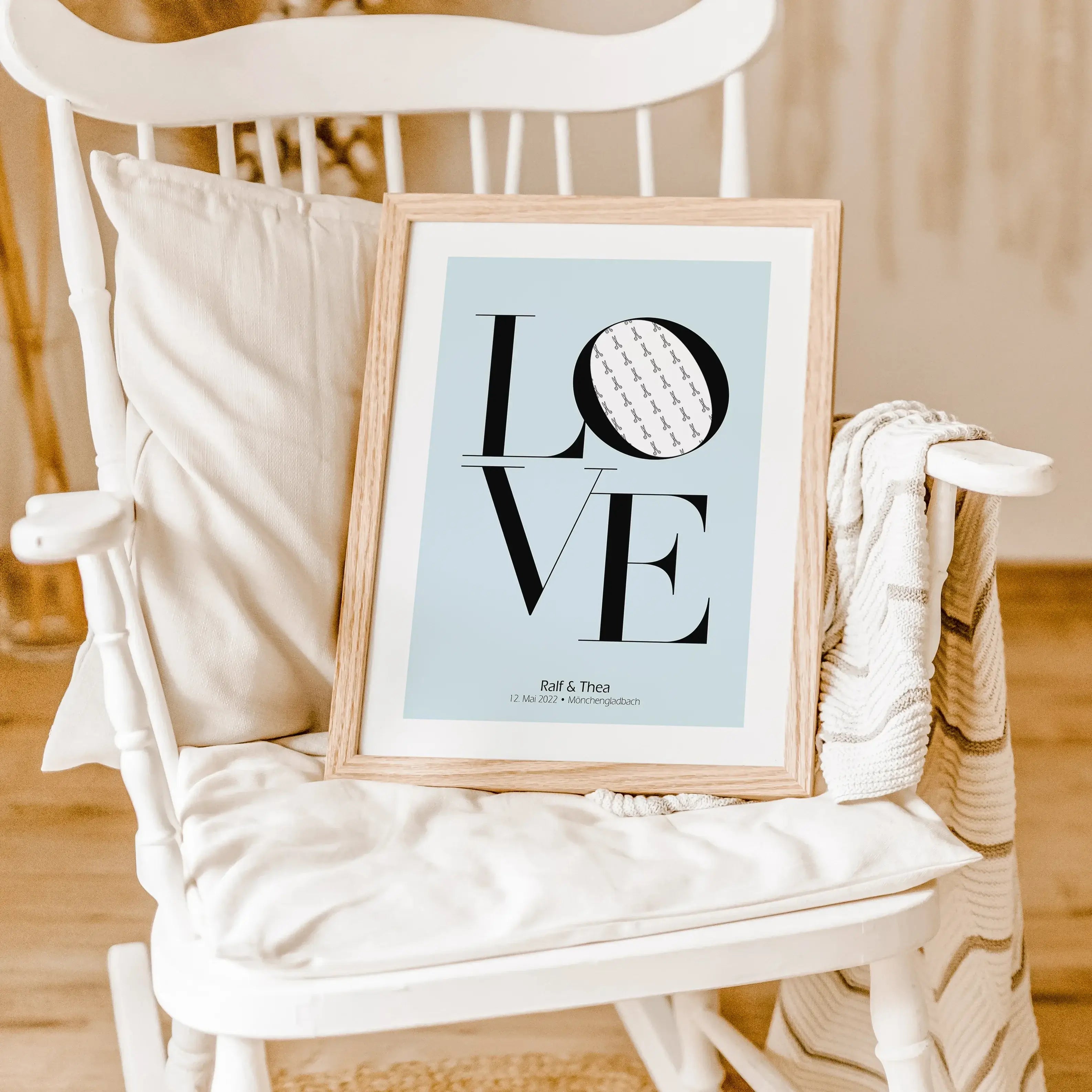 Geldgeschenk Poster Love-famprints-Personalisiertes Poster-Das Geldgeschenk Love ist das perfekte Geschenk zur Hochzeit. Das Poster mit dem Love Schriftzug bietet eine kreative Möglichkeit, Geld zu verschenken. Hinter dem O kann das Geld versteckt werden,