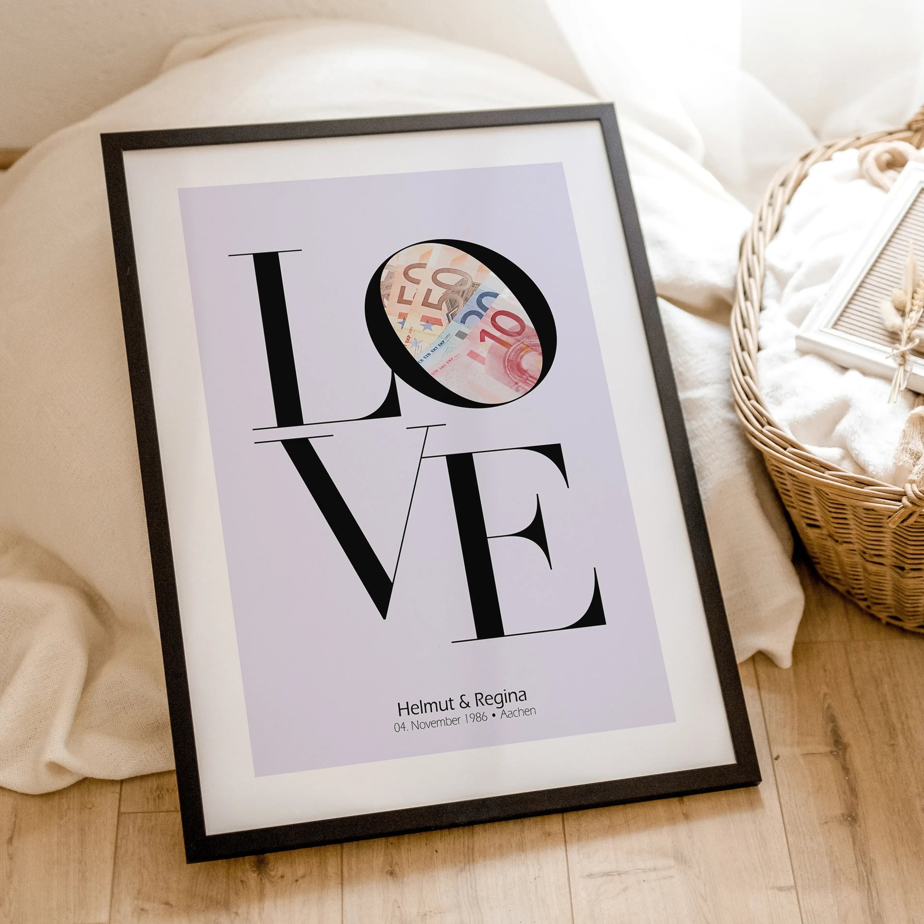 Geldgeschenk Poster Love-famprints-Personalisiertes Poster-Das Geldgeschenk Love ist das perfekte Geschenk zur Hochzeit. Das Poster mit dem Love Schriftzug bietet eine kreative Möglichkeit, Geld zu verschenken. Hinter dem O kann das Geld versteckt werden,