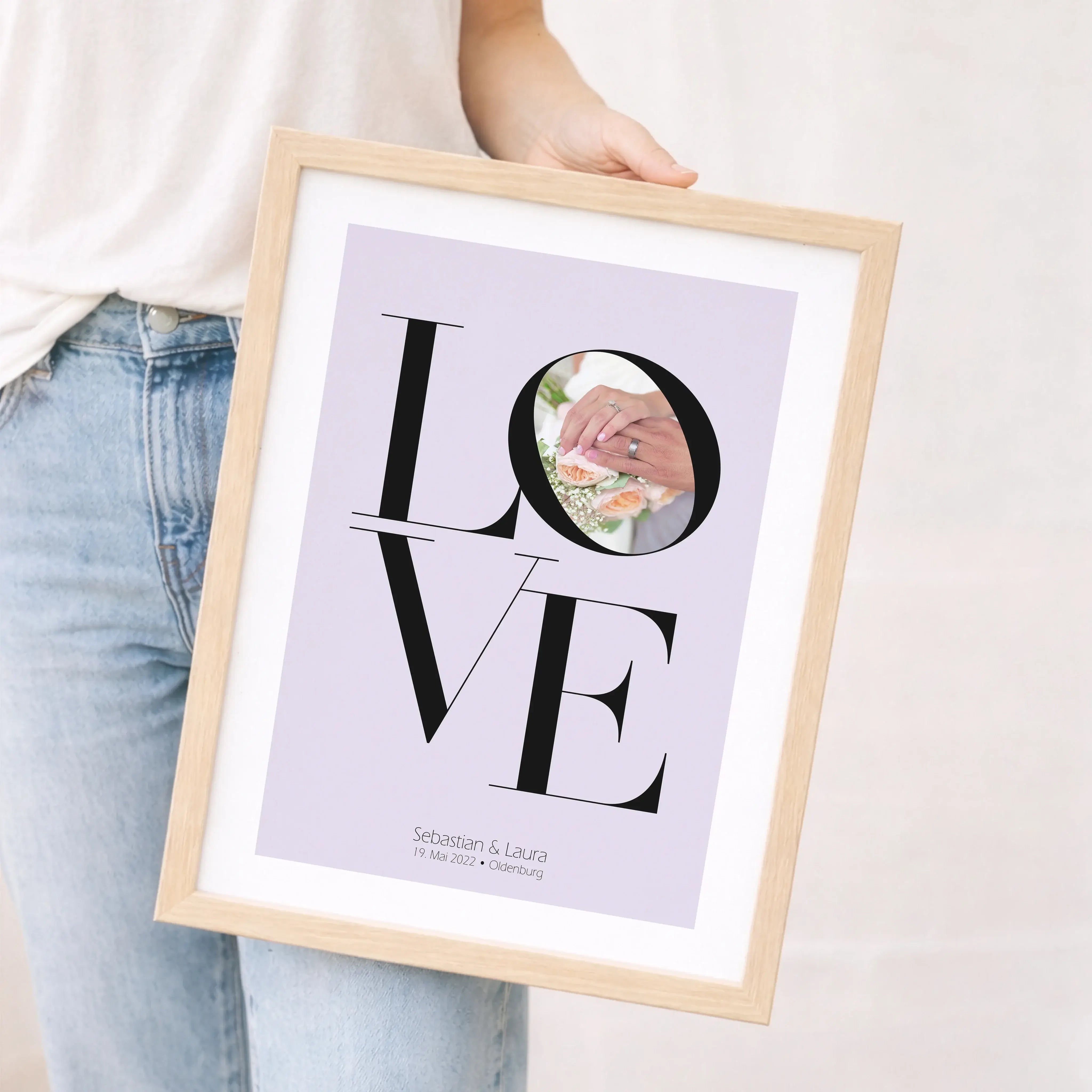 Geldgeschenk Poster Love-Personalisiertes Poster-famprints-Das Geldgeschenk Poster Love ist eine stilvolle Art, Geld zur Hochzeit, Verlobung oder zum Jahrestag zu verschenken. Der ikonische Love Schriftzug verbindet modernes Design mit einer klaren Botsch