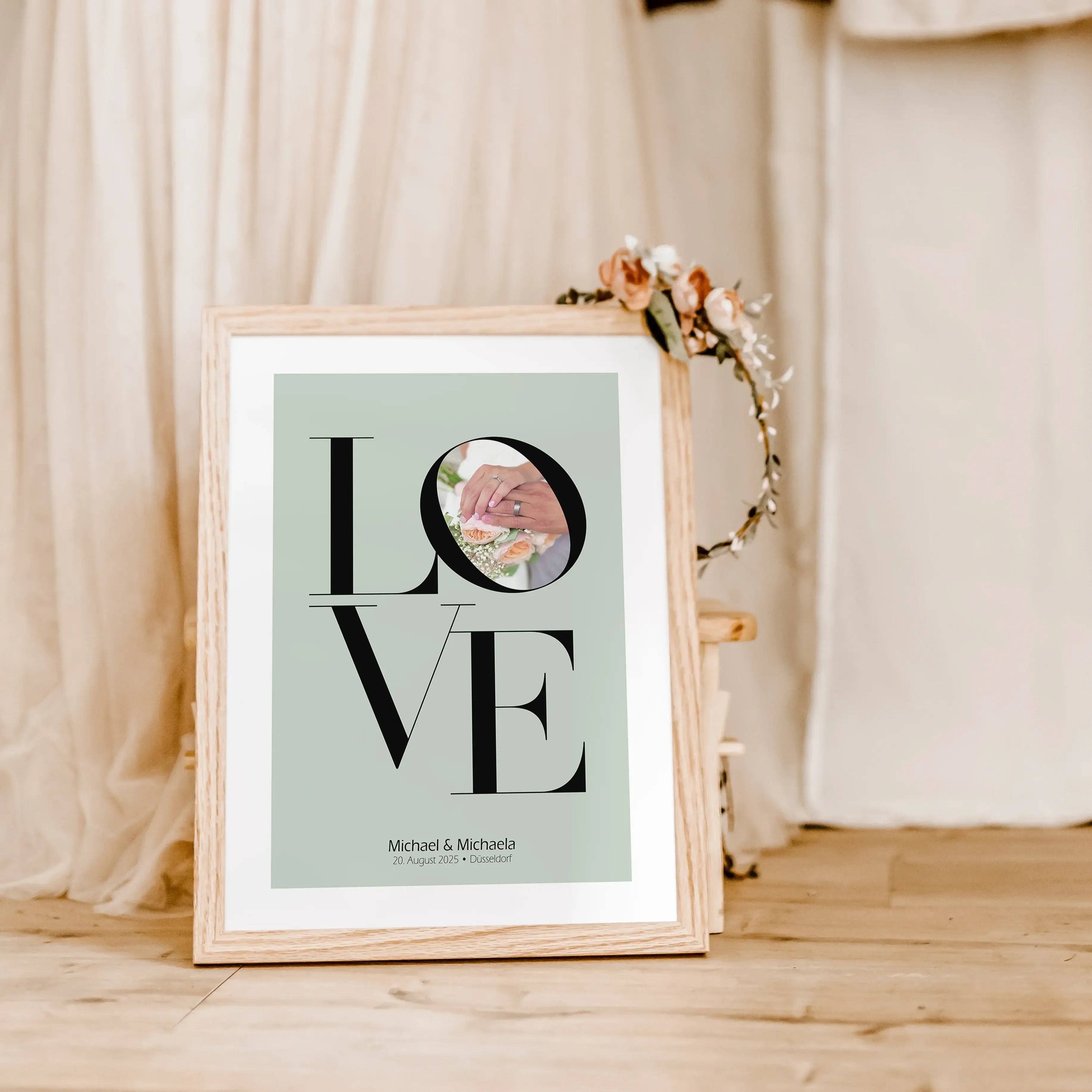 Geldgeschenk Poster Love-famprints-Personalisiertes Poster-Das Geldgeschenk Love ist das perfekte Geschenk zur Hochzeit. Das Poster mit dem Love Schriftzug bietet eine kreative Möglichkeit, Geld zu verschenken. Hinter dem O kann das Geld versteckt werden,